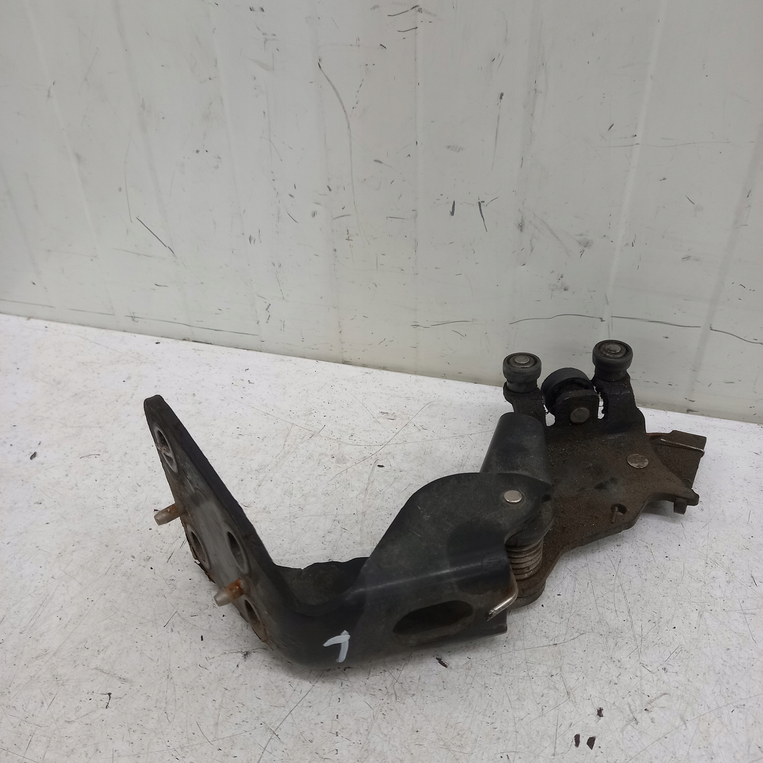 hinges door left front PEUGEOT 1007