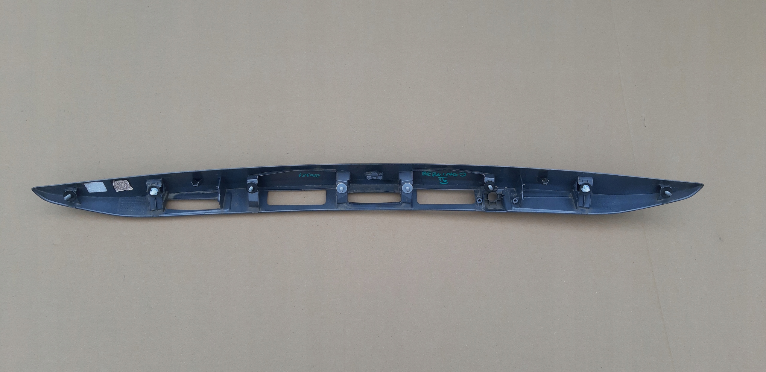 BERLINGO IV PARTNER RIFTER LISTWA KLAPY BLENDA 9826158077 Typ samochodu Samochody osobowe