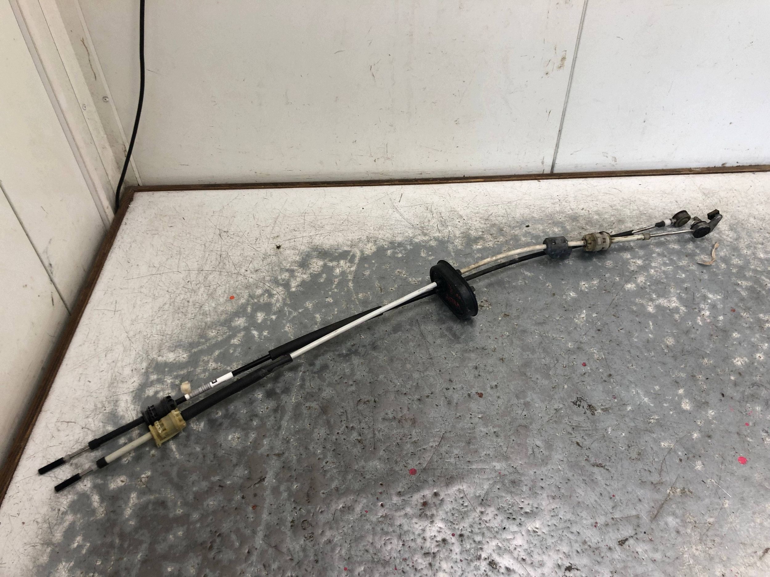 Bowdenzug Schalt getriebe OPEL ASTRA J 55563704