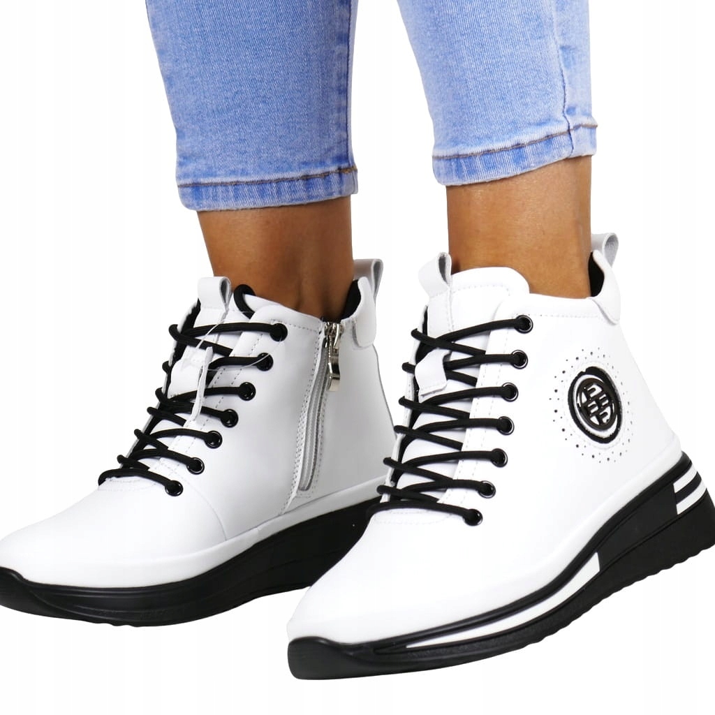 Bílé Kotníkové Boty Na Koturně Z Kožené Platformy Jsou Pohodlné Pro Každodenní Nošení