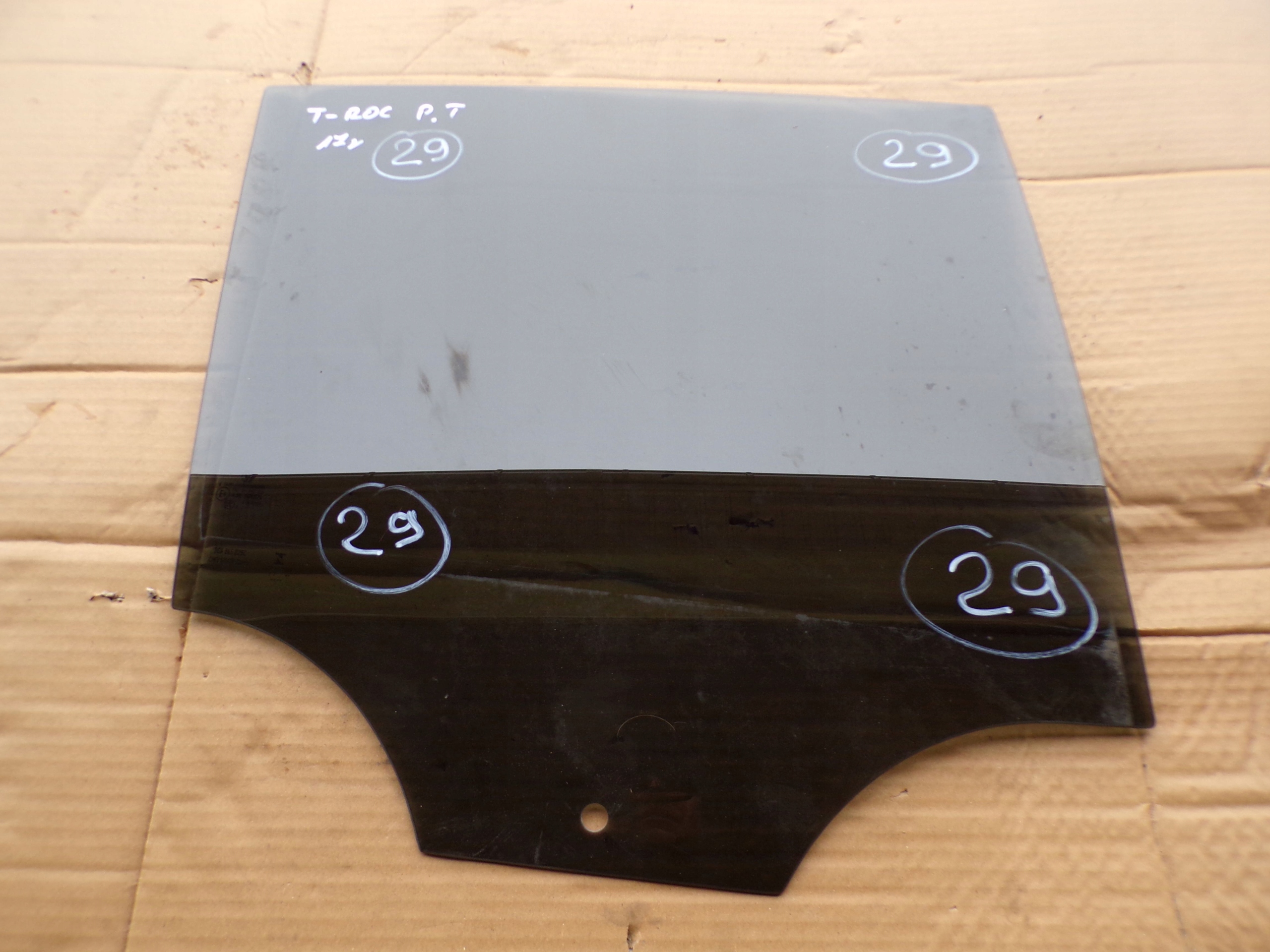 SZYBA DRZWI PRAWY TYŁ VW T-ROC 2017R. CIEMNA