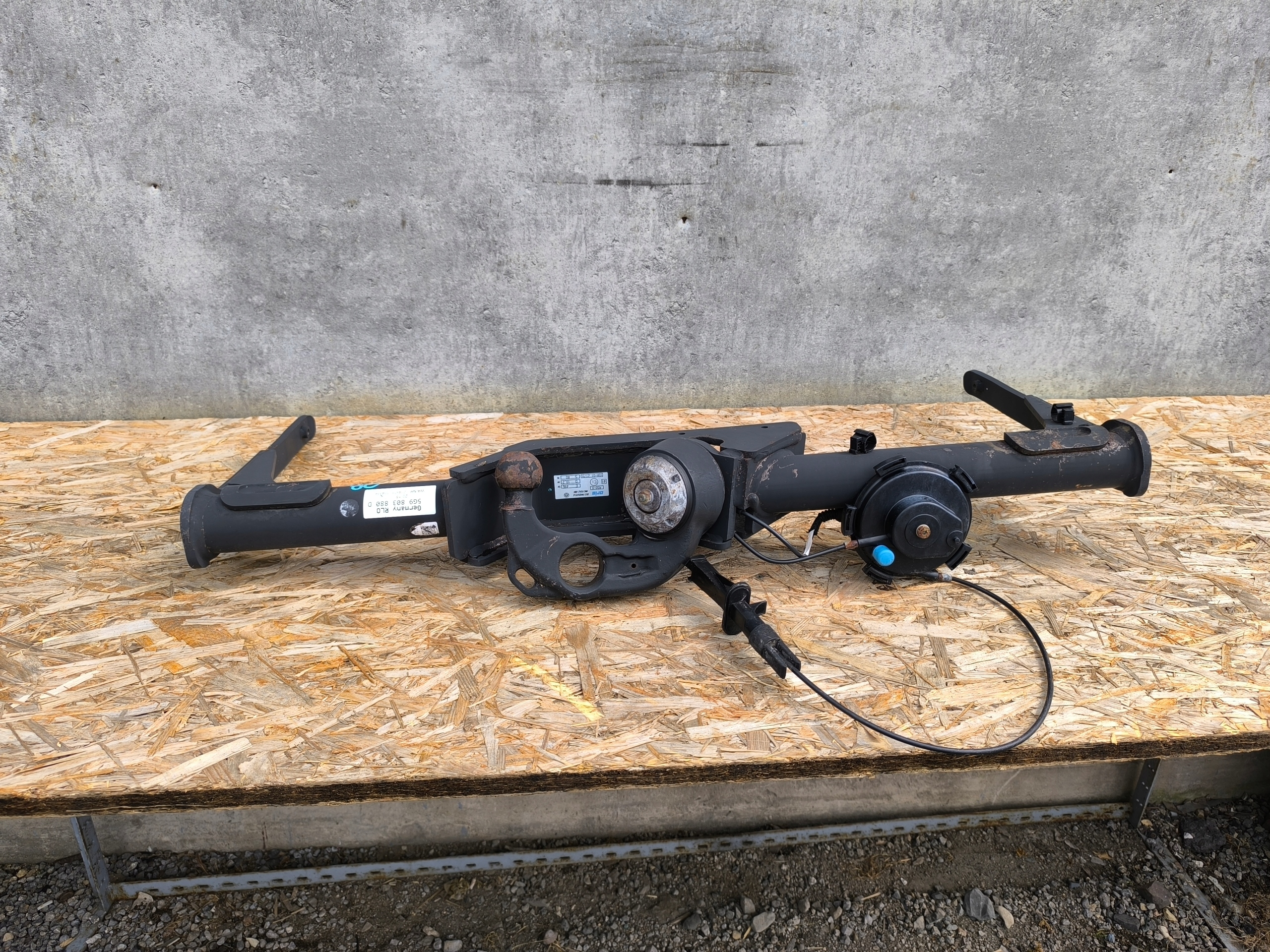 VW GOLF VII KOMBI HAK ORYGINALNY HAK HOLOWNICZY 5G9803880D