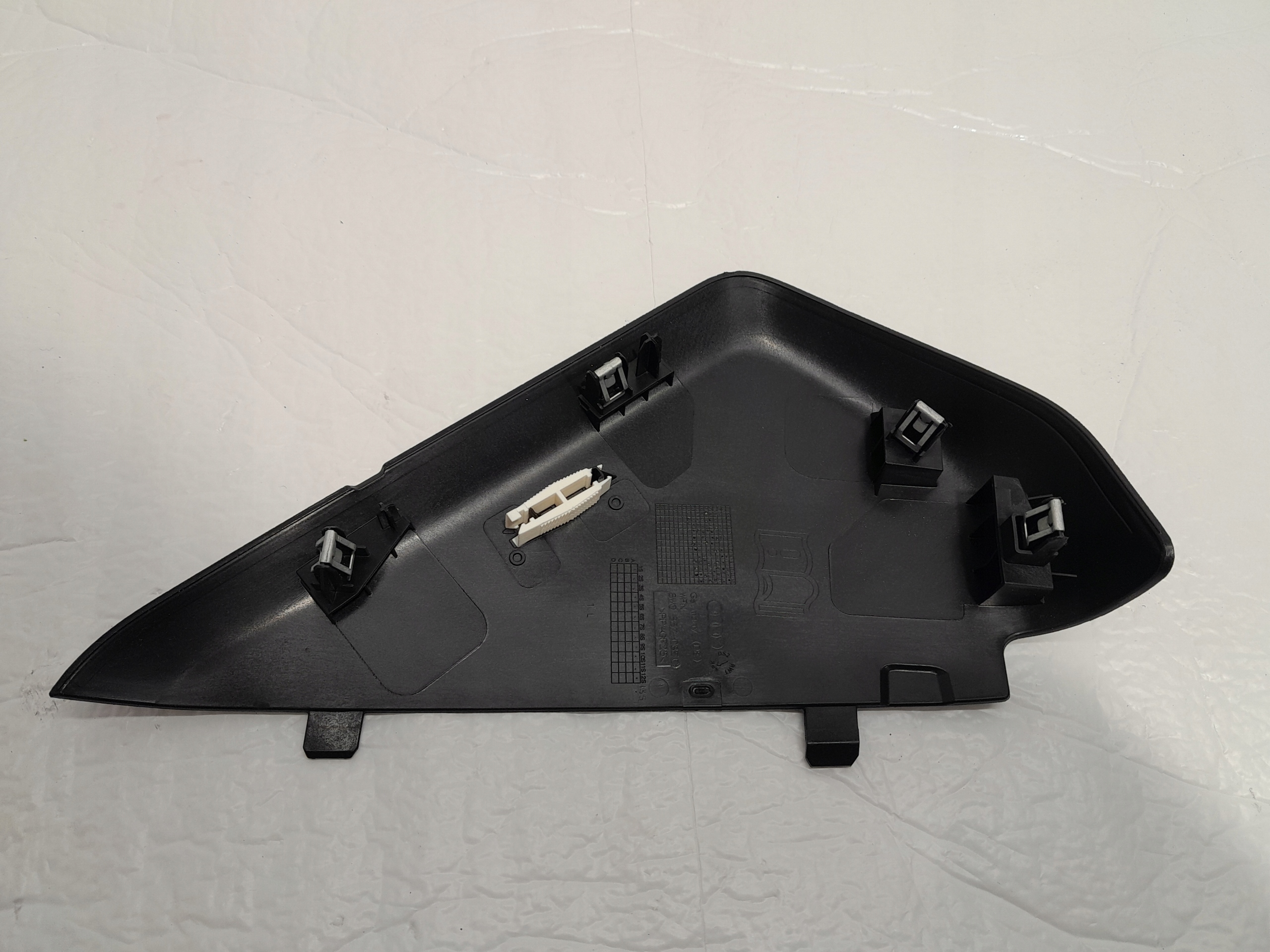 AUDI A4 B9 LIFT fedél DESKI táblák 8W0857085C