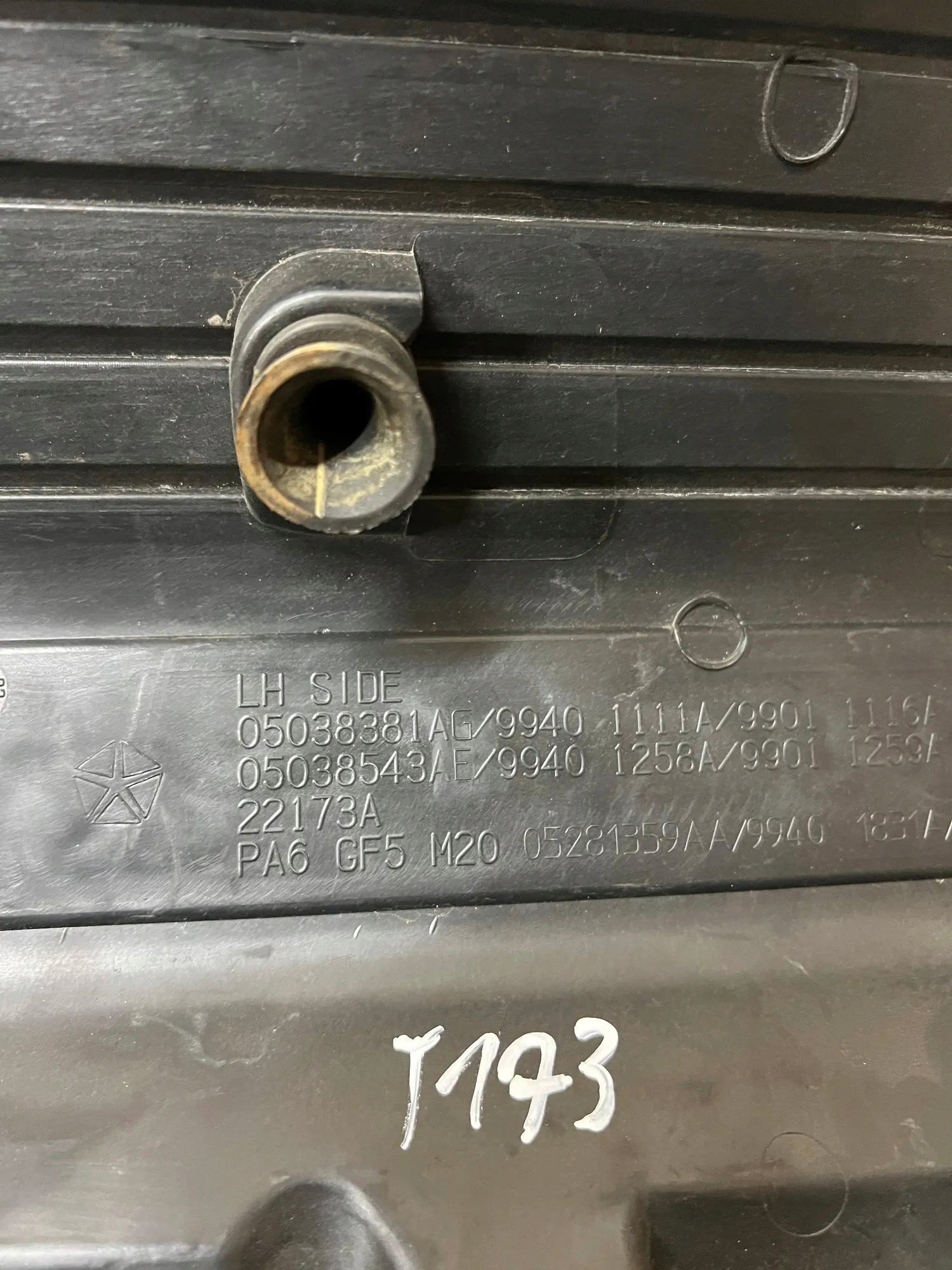 Dodge CHARGER защита Двигателя 05038381AG 2018 6400CM3