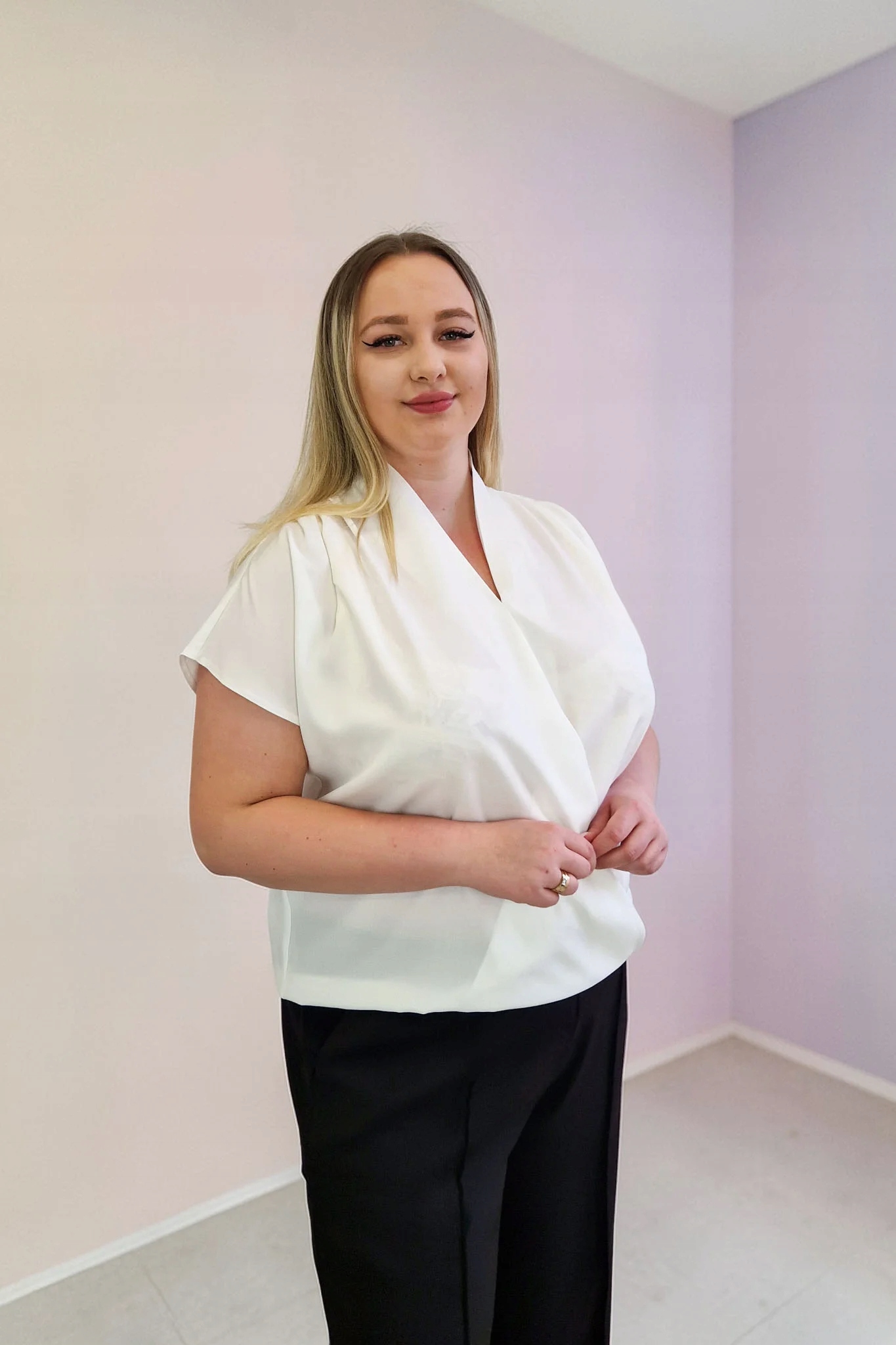 Elegantní halenka s obálkovým výstřihem, krémová, velikost S