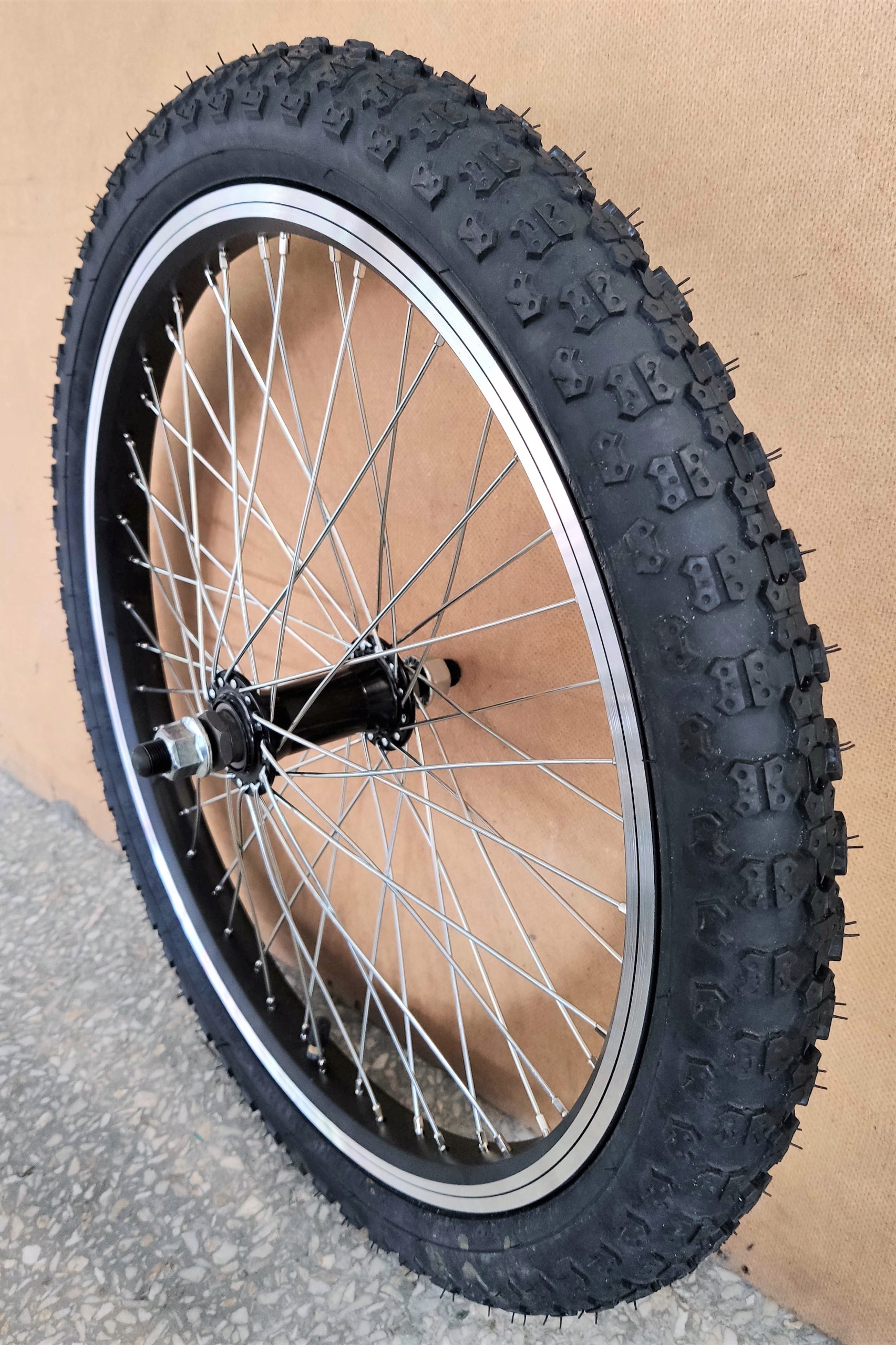 Kolečko 20 přední Bmx 48 paprsků silná osa 14 mm s širokými pneumatikami 20x2.125