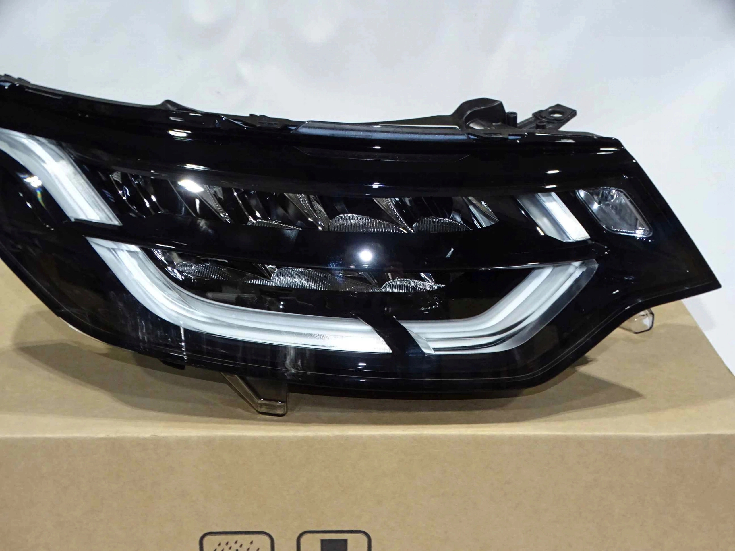 lampa reflektor LED EU prawy DISCOVERY 5 V 2017-20 Waga produktu z opakowaniem jednostkowym 1 kg