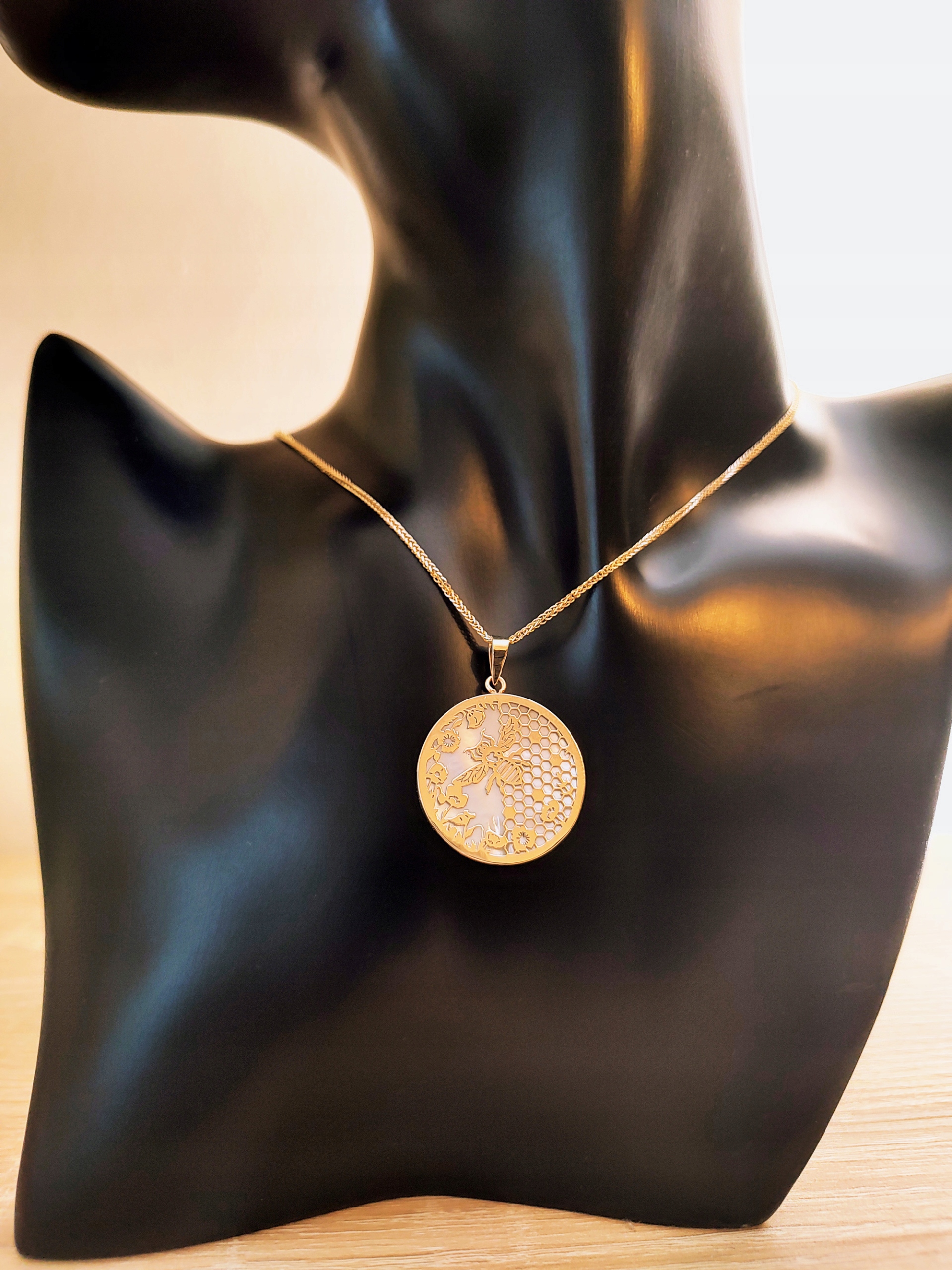 ZŁOTA ZAWIESZKA MASA PERŁOWA PSZCZOŁA PR 585 Kamień Masa perłowa