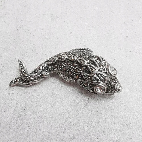 brož s markazitovou rybkou