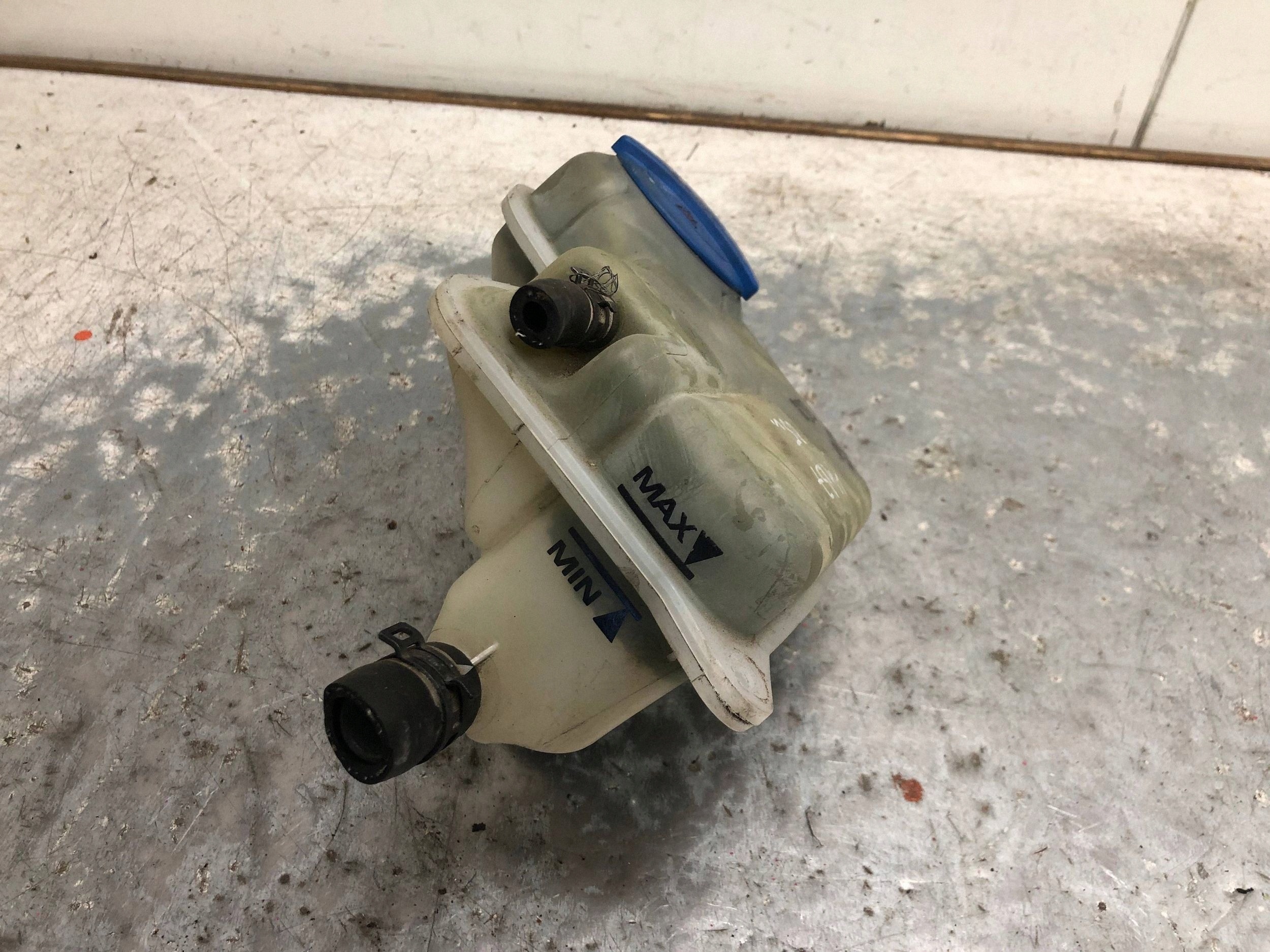 Réservoir eau AUDI A4 B7 8E0121403
