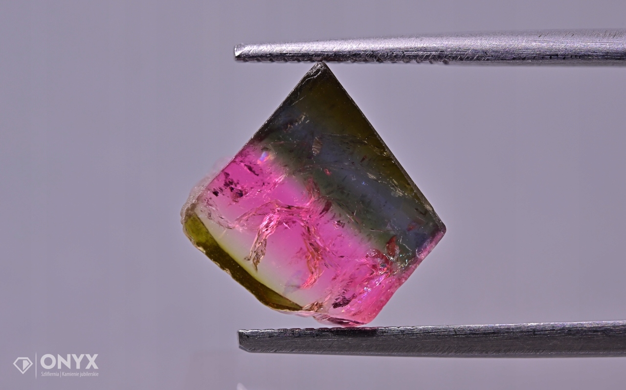 Turmalín nepravidelná deska 10x10 mm