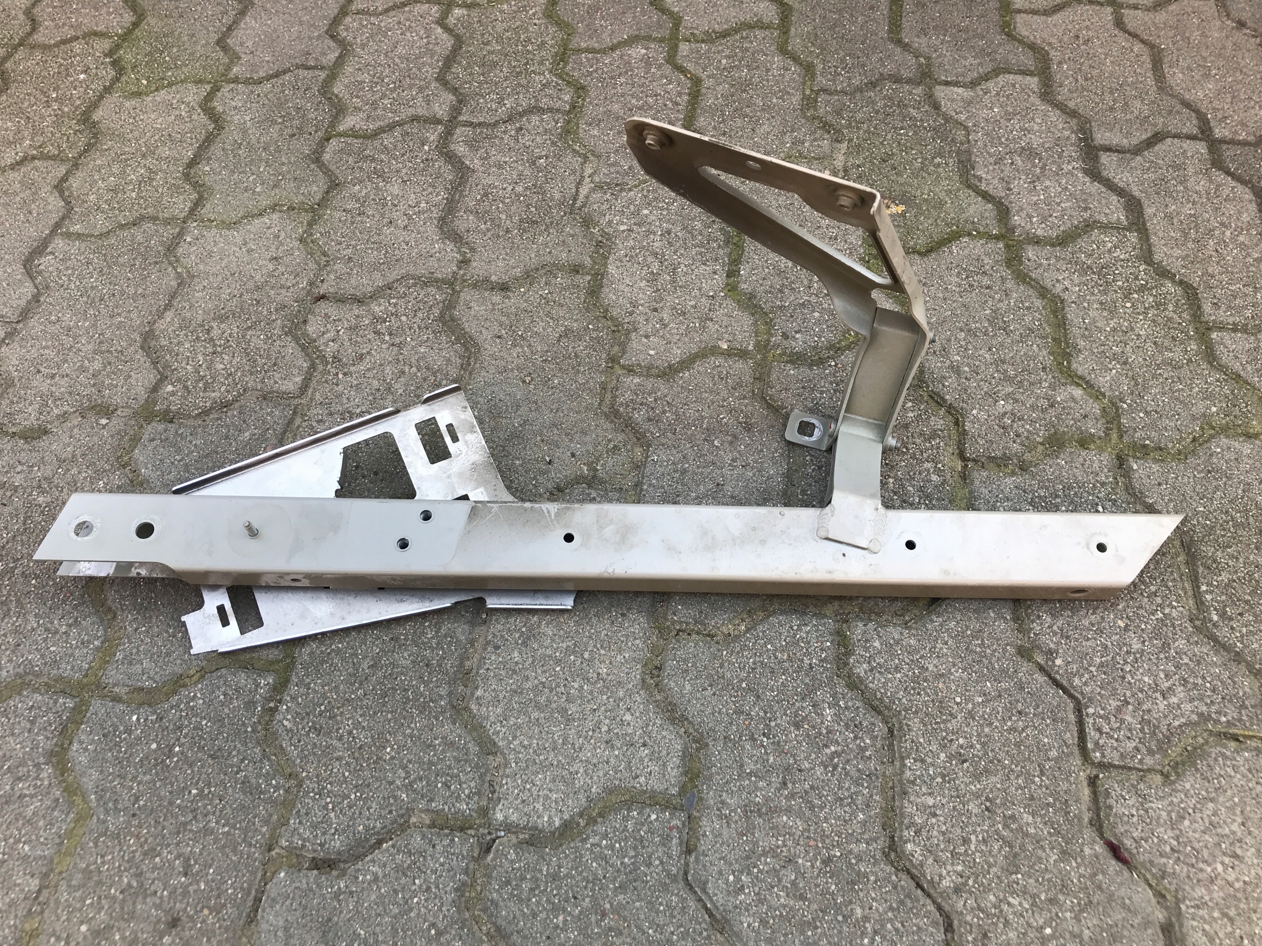 AUDI R8 5 2 PLUS STELAZ MOCOWANIE TYL PRAWY Part number 4S0813500C