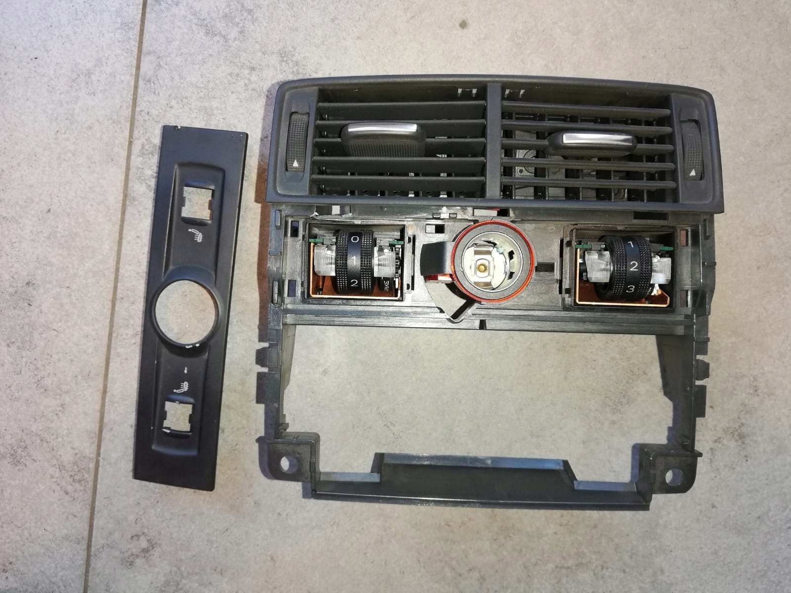 4E0819203A - Вентиляционная решетка задняя задняя AUDI A8 D3 03-4E0819203A