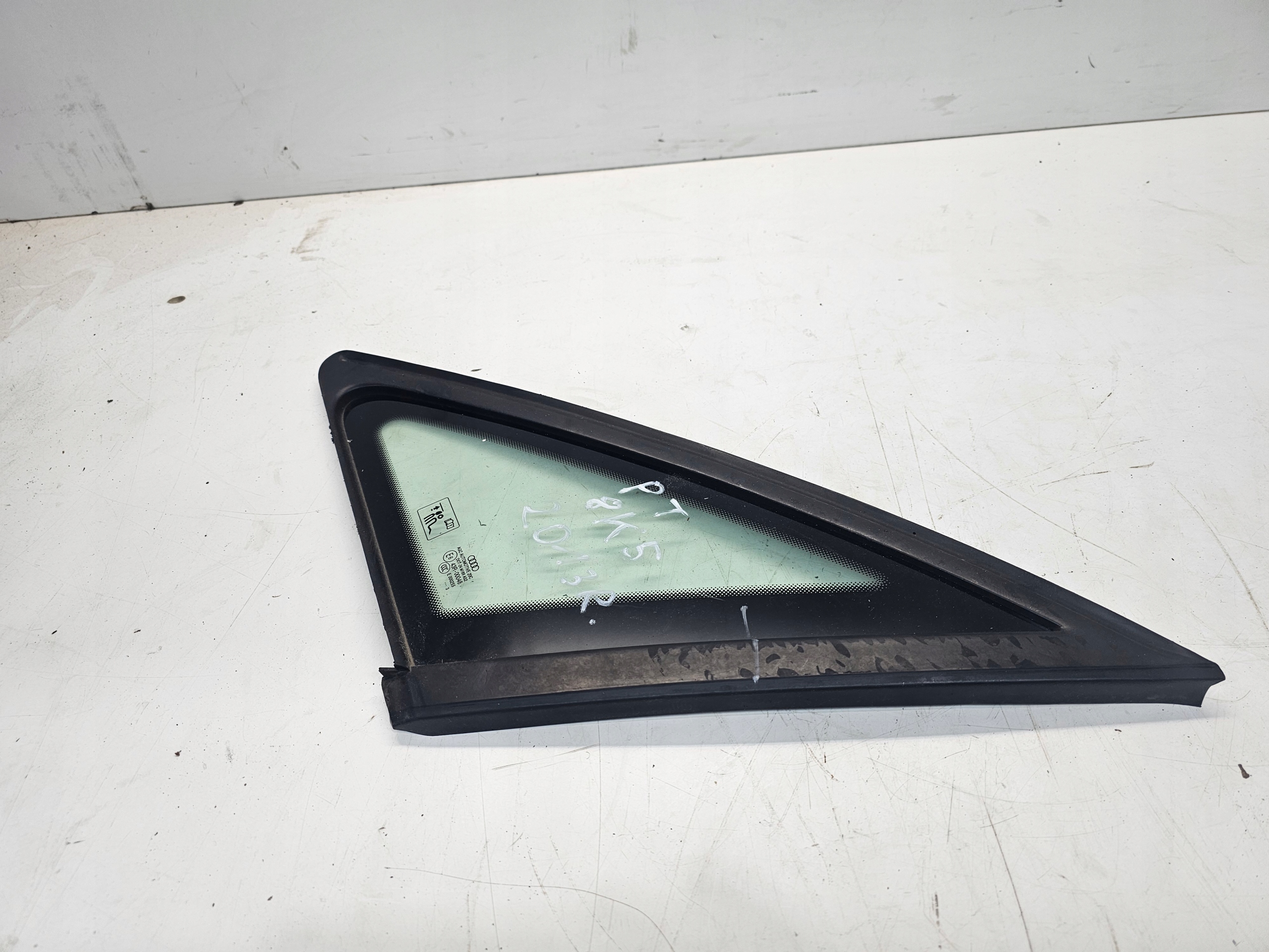 window bodywork AUDI A4 B8 8K5 sedan CHROM right rear part 2013R