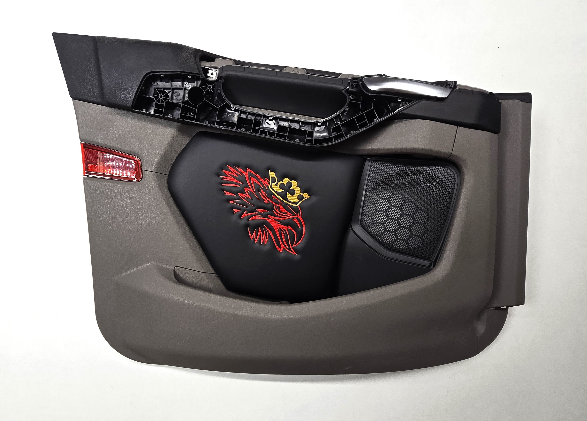 Boky Dverí Hladké Scania R S 2017-2025 Čierne Výšivka Grif Červená