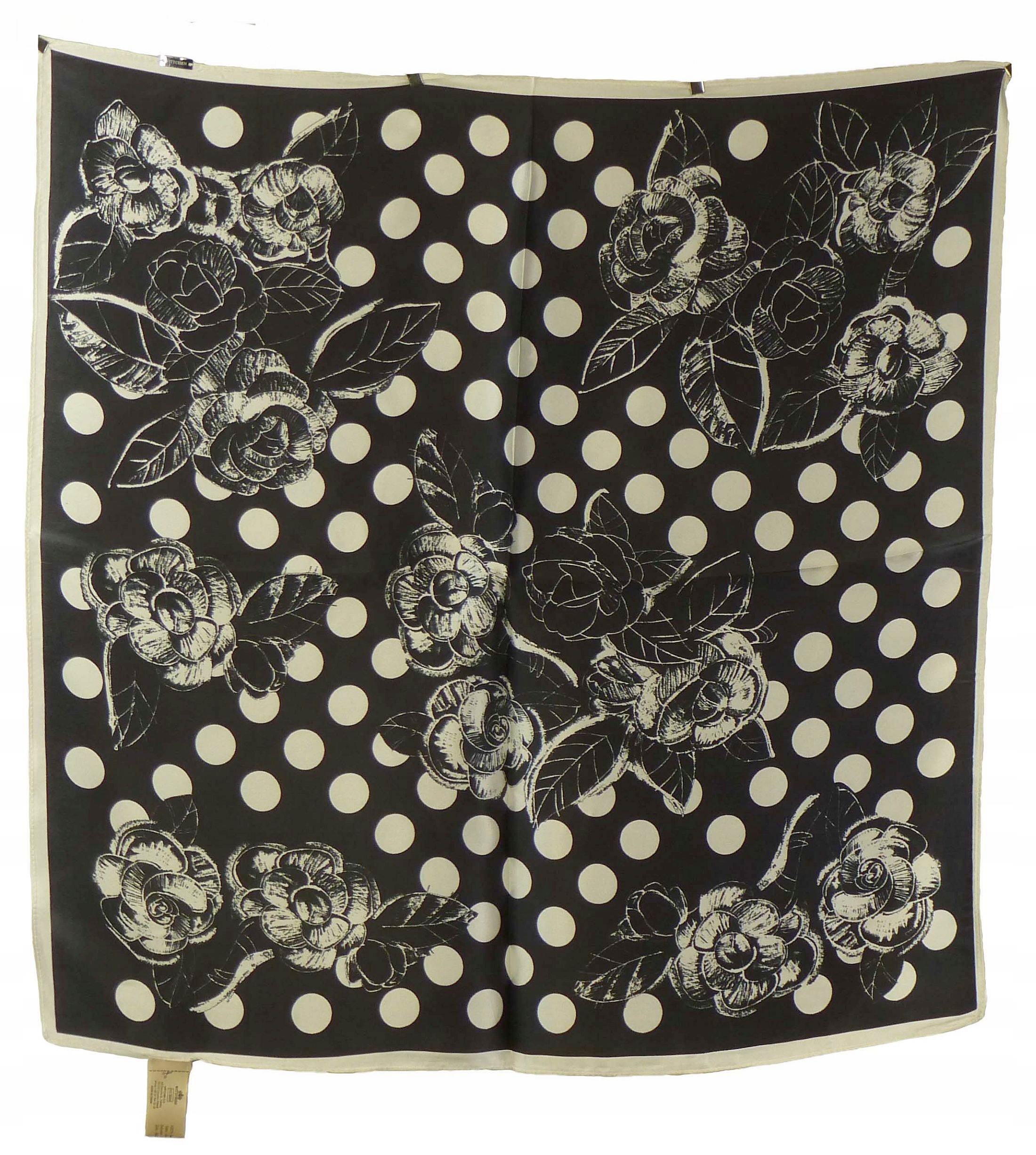 Velká hedvábná šála Wittchen s bílými kaméliemi a bílými hrášky v černé barvě.