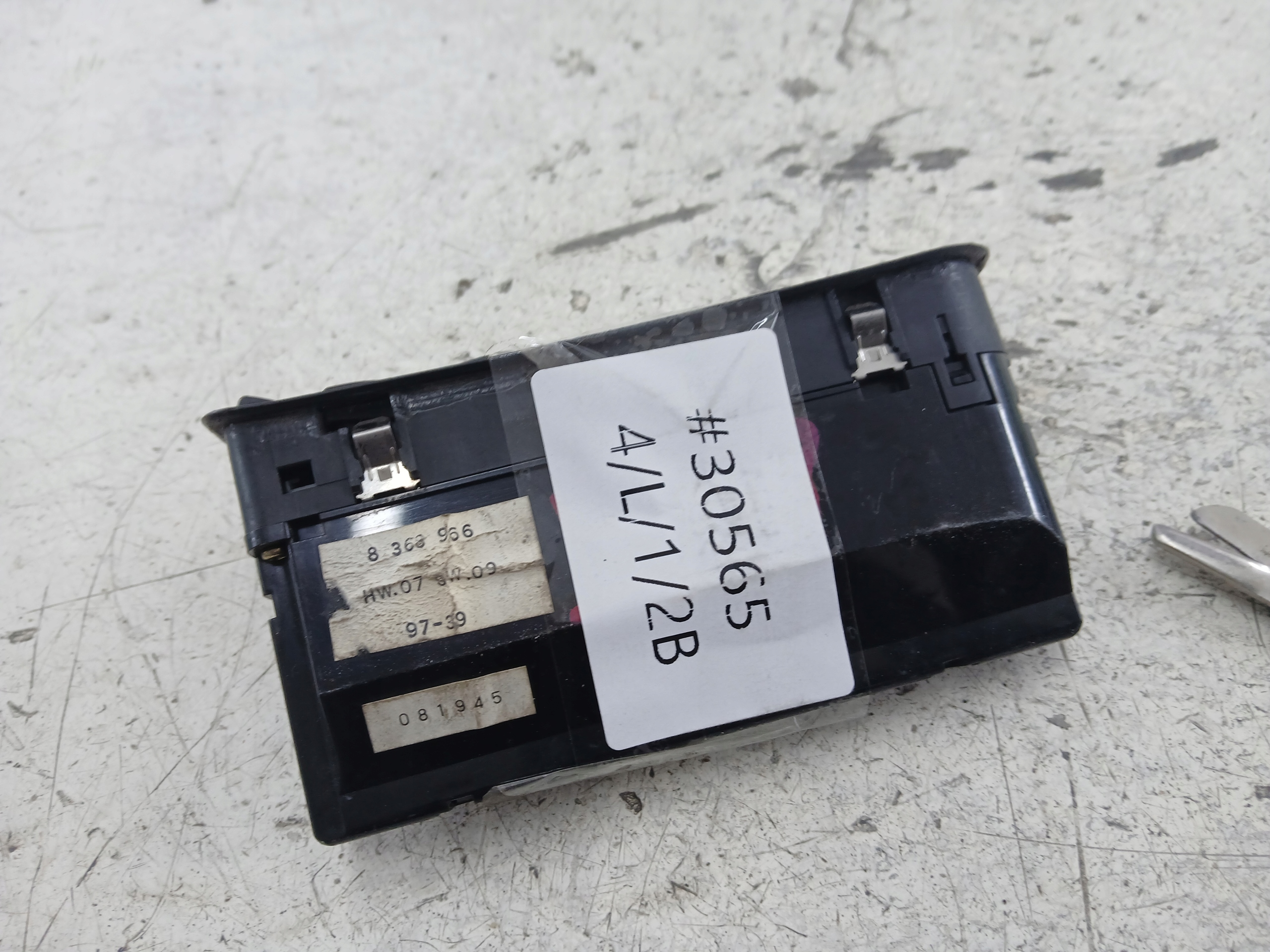 BMW E39 PANEL okna levý předek řidičů 8368966