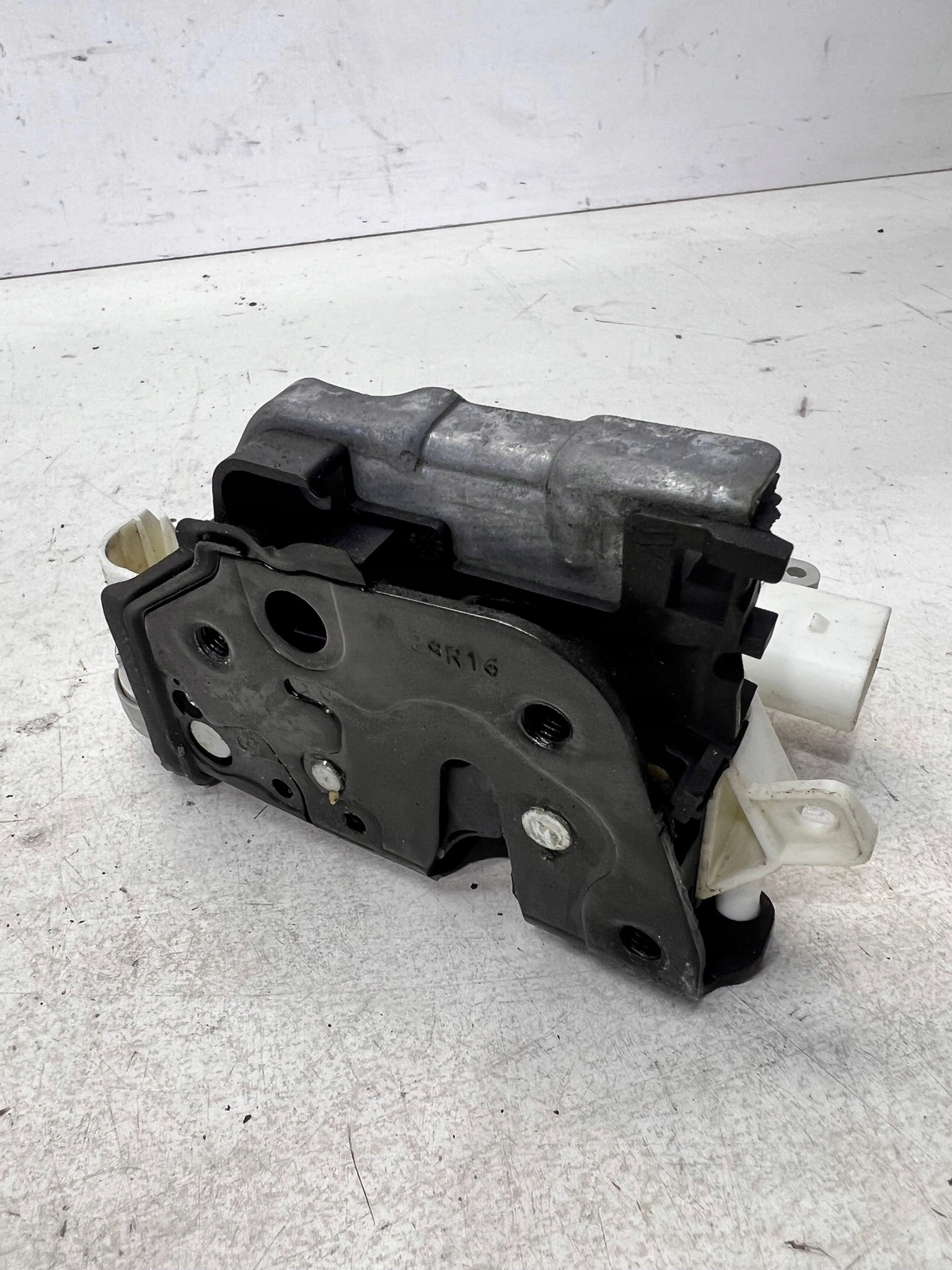 lock door right front AUDI A4 B8 A5 8T Q5 8R 8J2837016E 7 PIN