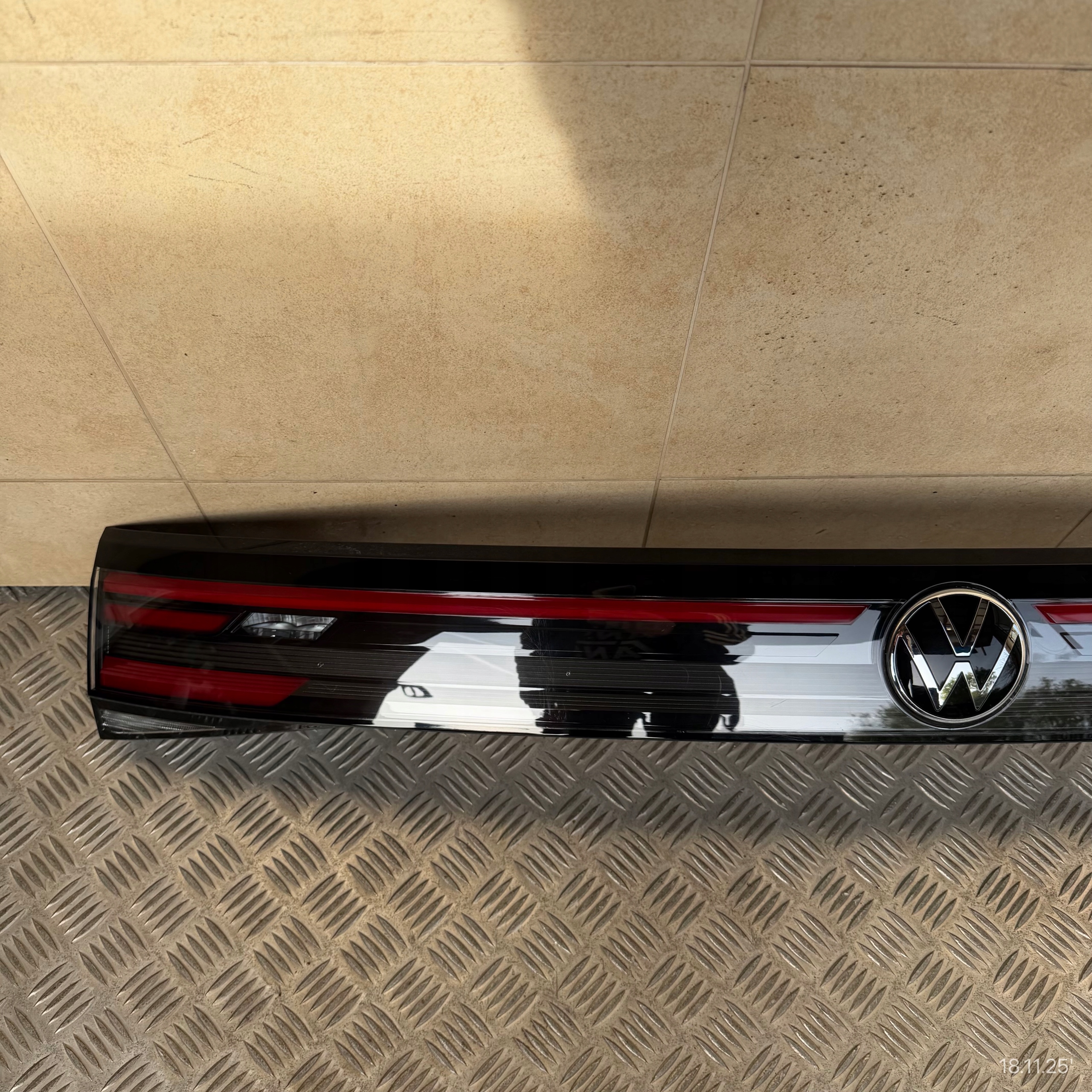 light rear cap bonnet VOLKSWAGEN TAIGO 2G7945093