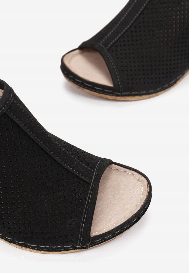 CZARNE AŻUROWE SANDAŁY NA KOTURNIE 40 Model sa