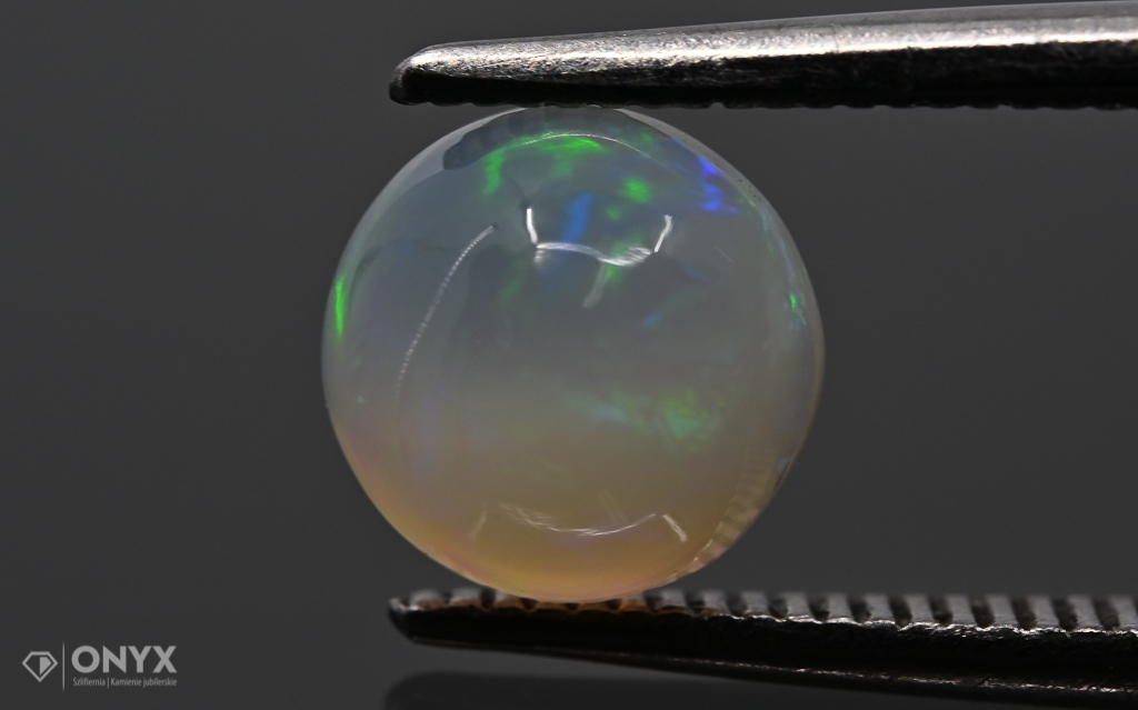 Opál z Etiopie kulatý kabošon fi 6 mm