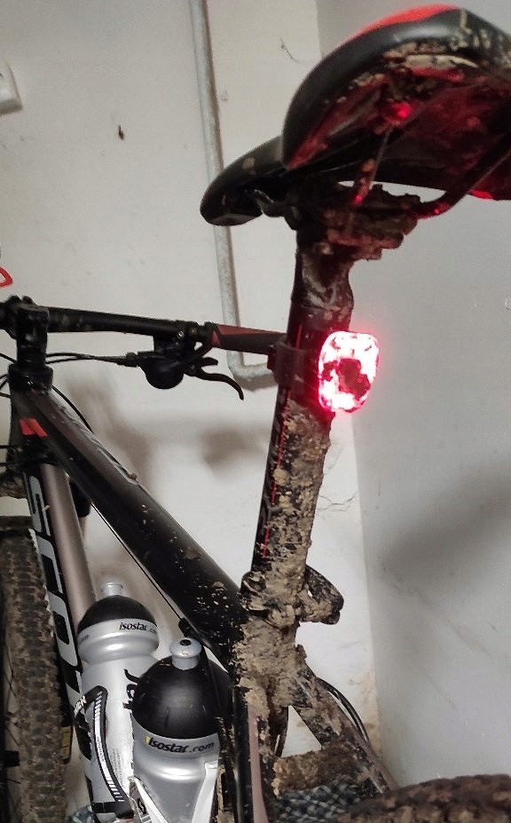 LAMPKA ROWEROWA TYLNA LED USB NA ROWER TYŁ VAYOX Kolor dominujący czarny