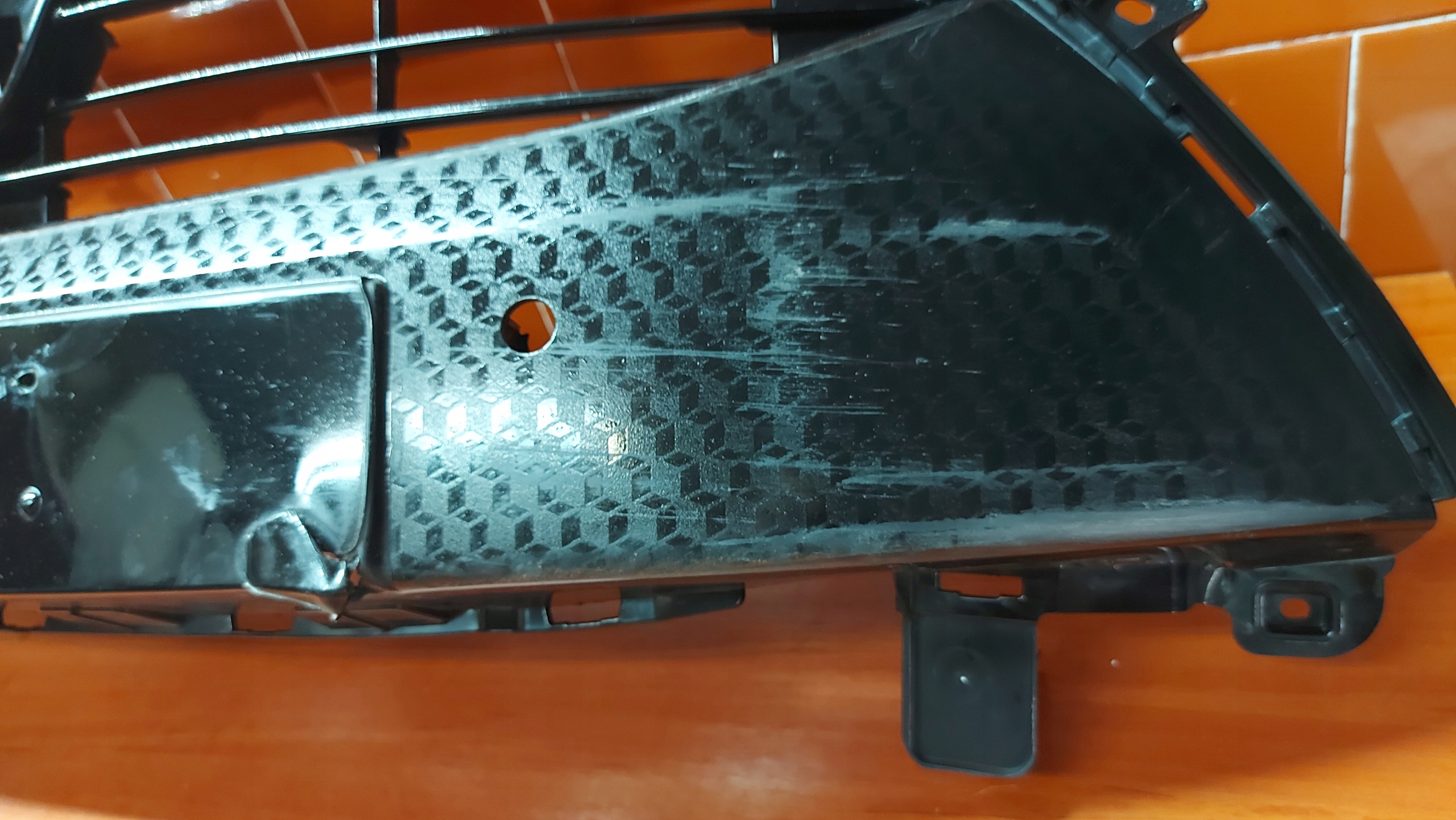 grid of a bumper central lower front front TOYOTA YARIS IV 20