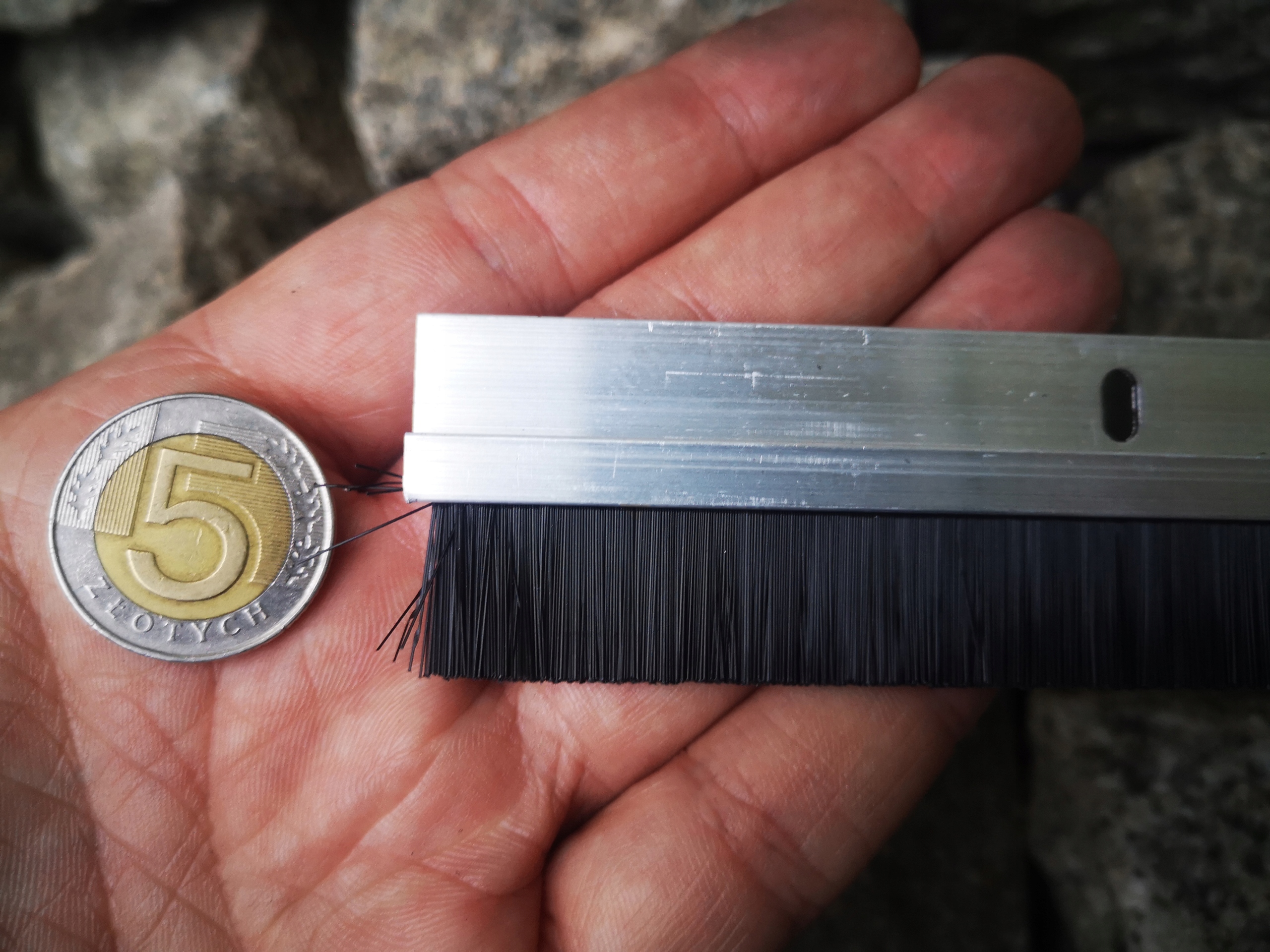 5x LISTWA DRZWIOWA USZCZELNIAJĄCA SZCZOTKA 1M 14MM Kod producenta 5x LISTWA 1M 14MM