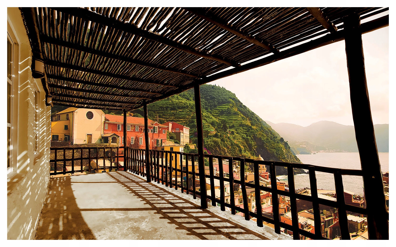 Fototapeta Balkon s výhledem na moře a město hory 350x250 lepidlo