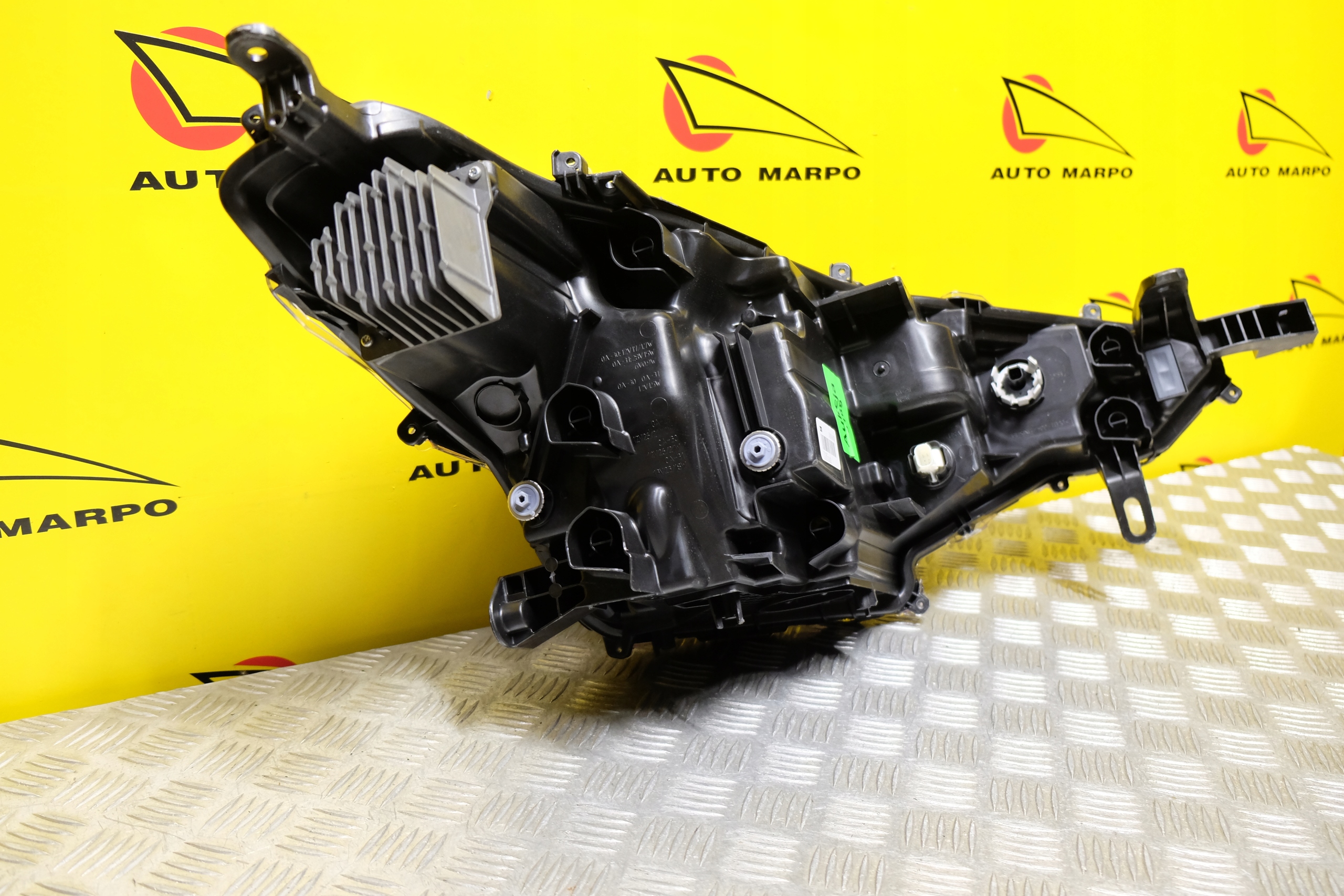 TOYOTA COROLLA CROSS 2022-2023 REFLEKTOR LAMPA FULL LED L USA Rodzaj świateł mijania LED