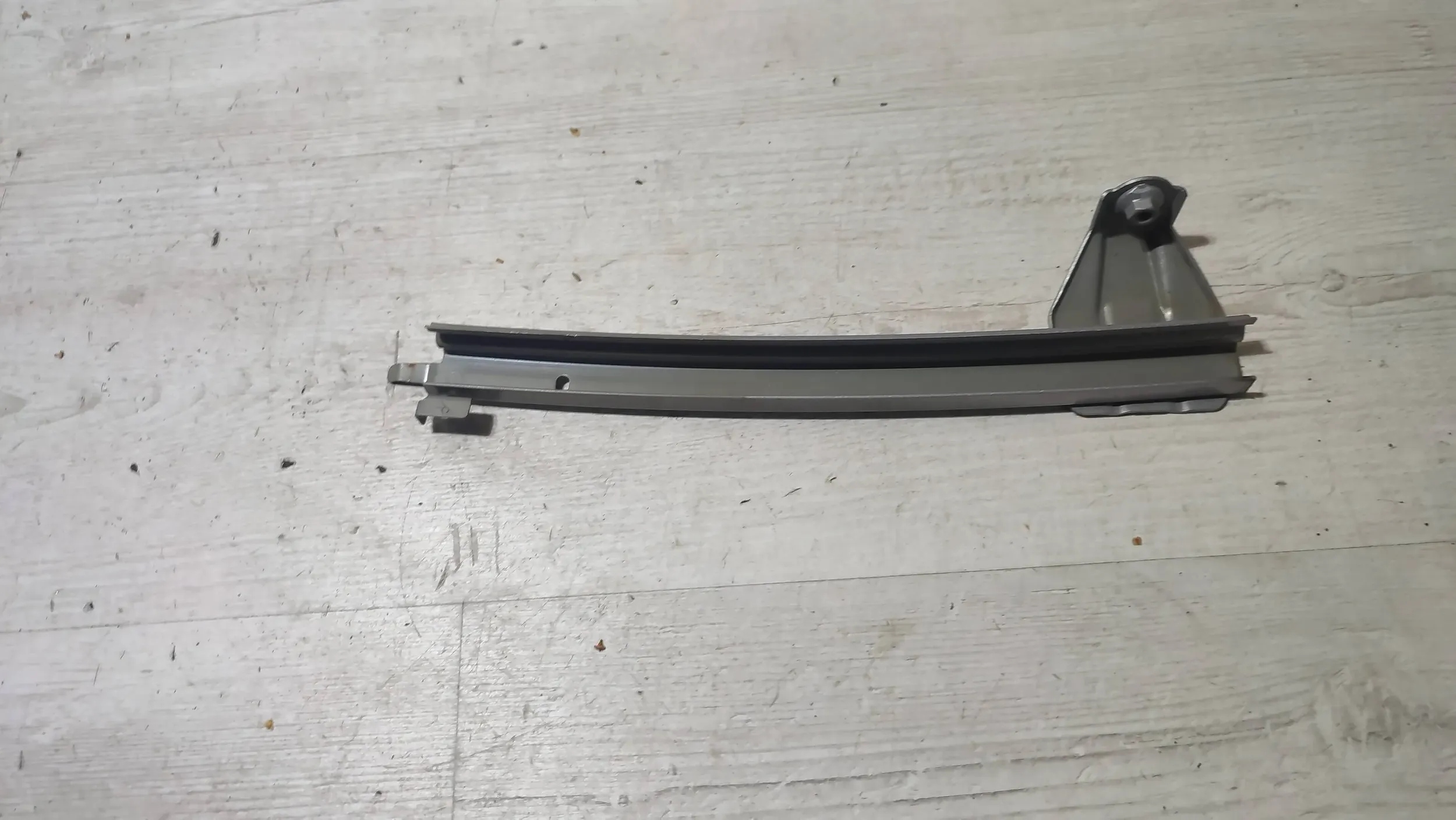 Toyota C-HR and 1.2 19r front side right prowadnica windows