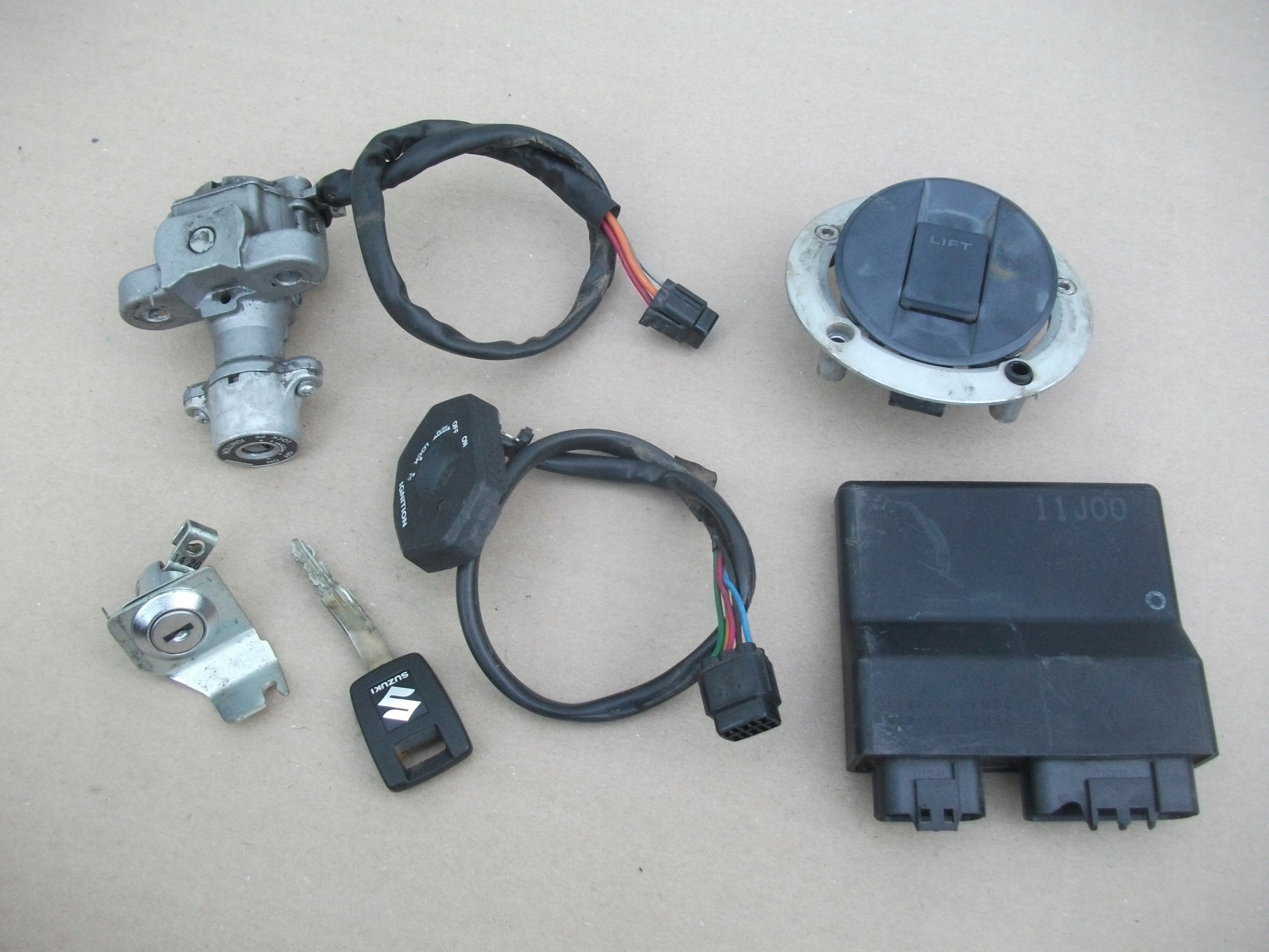 SUZUKI DL 650 V-STROM STACYJKA ZAMEK KOREK KLUCZYK