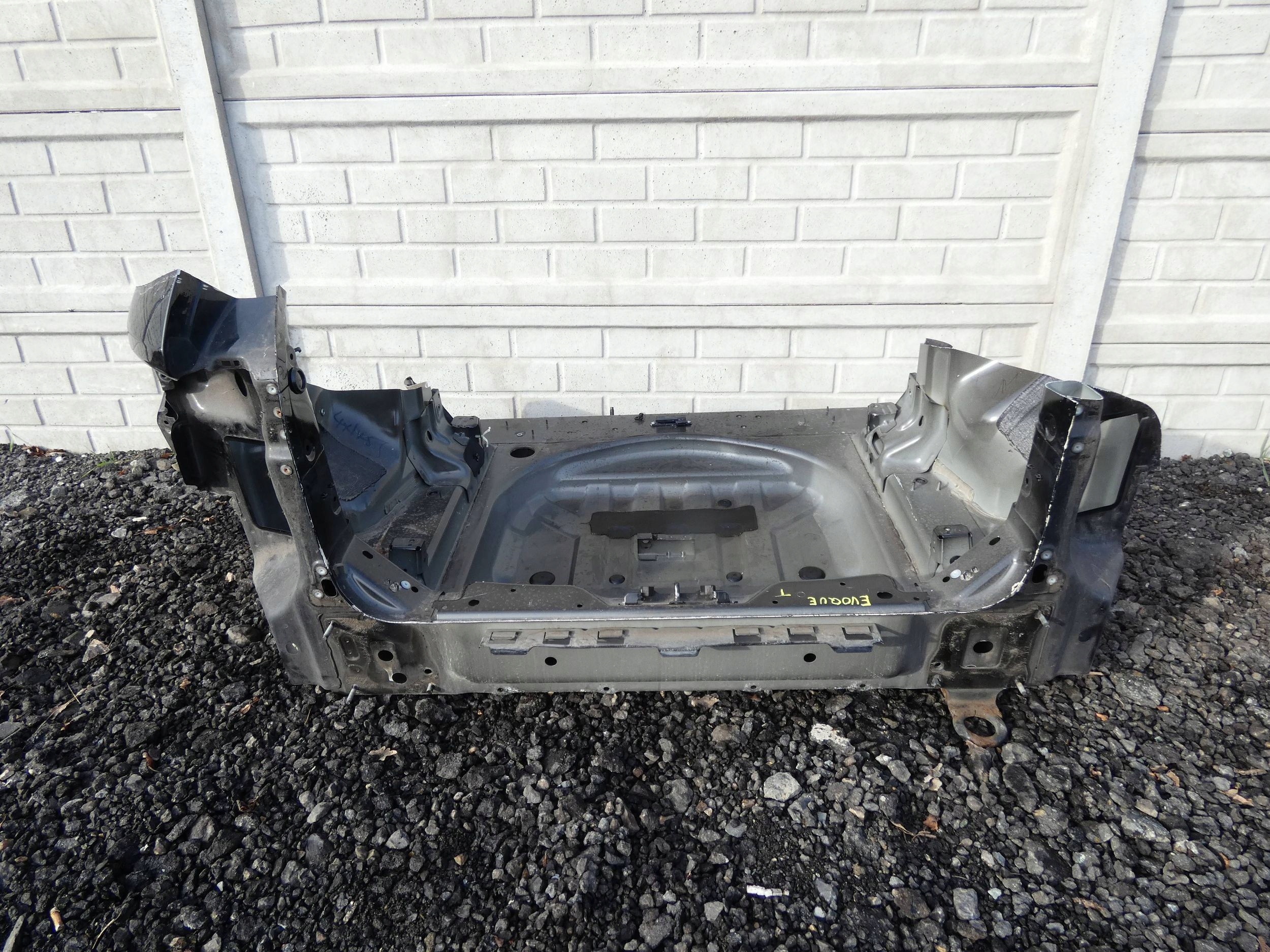 RANGE ROVER EVOQUE and rear panel quarter sump rear part pillar
