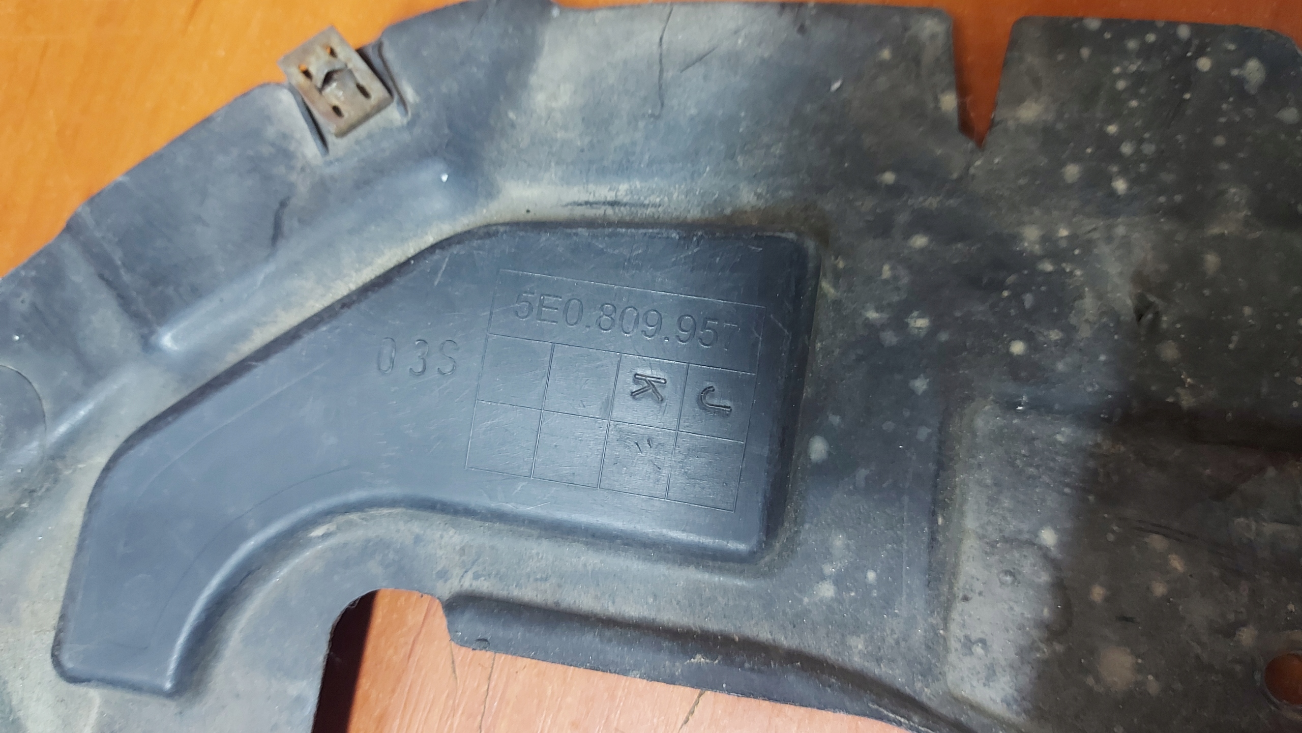 mudguard left left front front SKODA OCTAVIA III