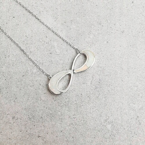 Kolie nekonečna s bílým opálem