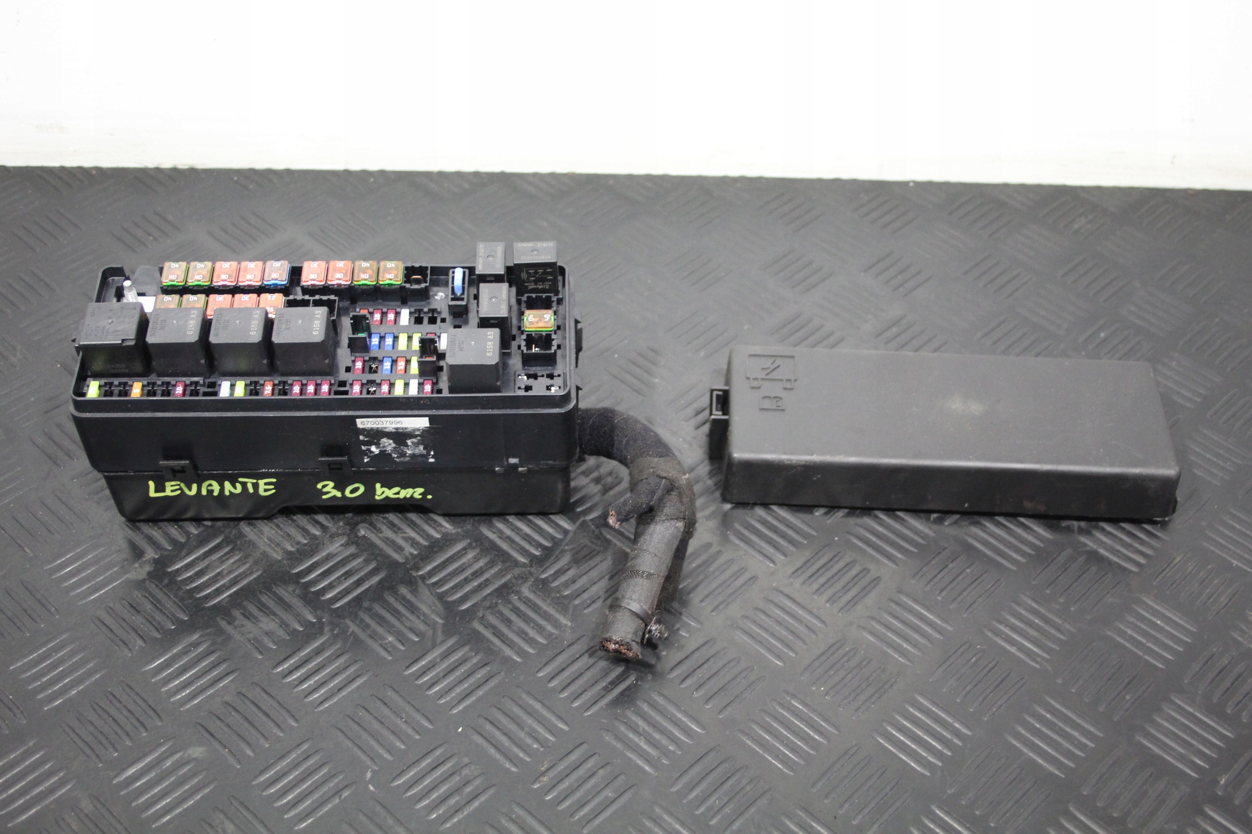 SKRZYNKA BEZPIECZNIKÓW OBUDOWA LEVANTE M161 670037996