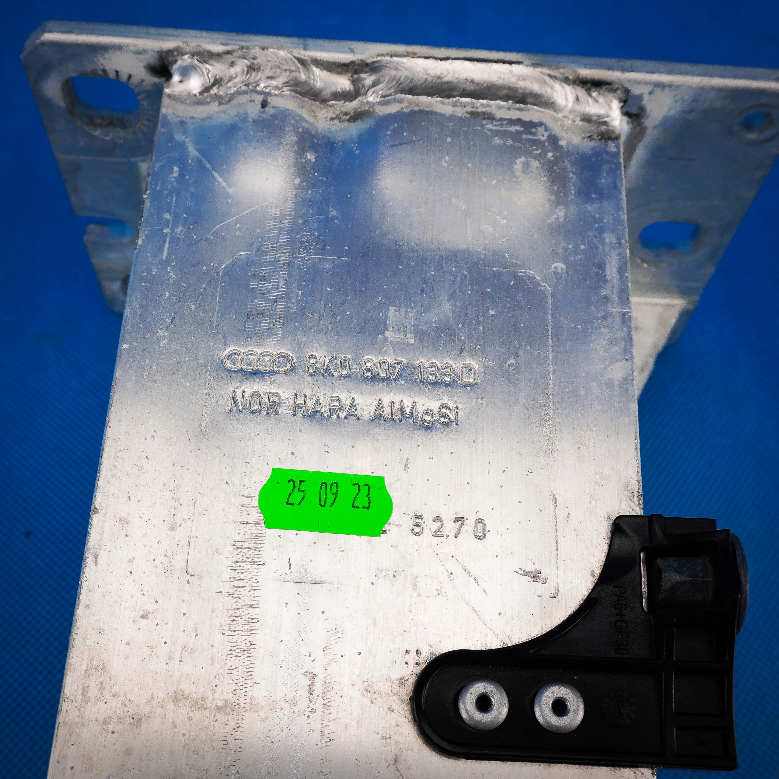 console siders of a bumper left Audi A4 8K A5 8T 8K0807133D