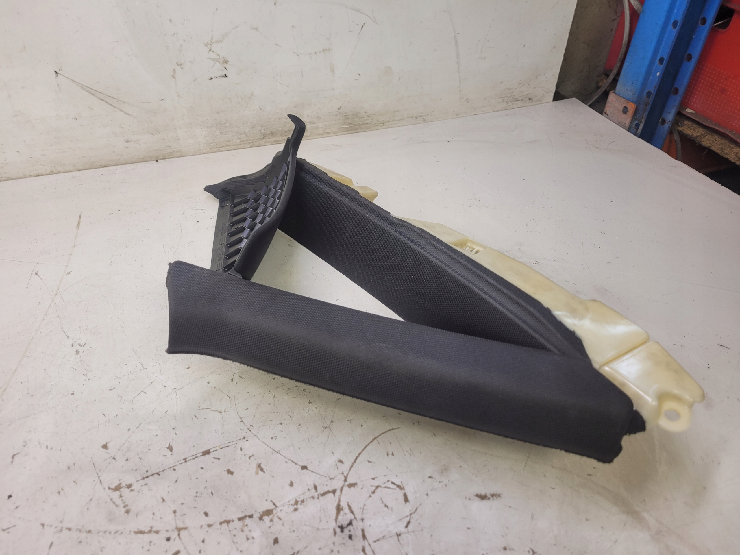 side SLUPKA left AUDI A4 B8 8K5867287A