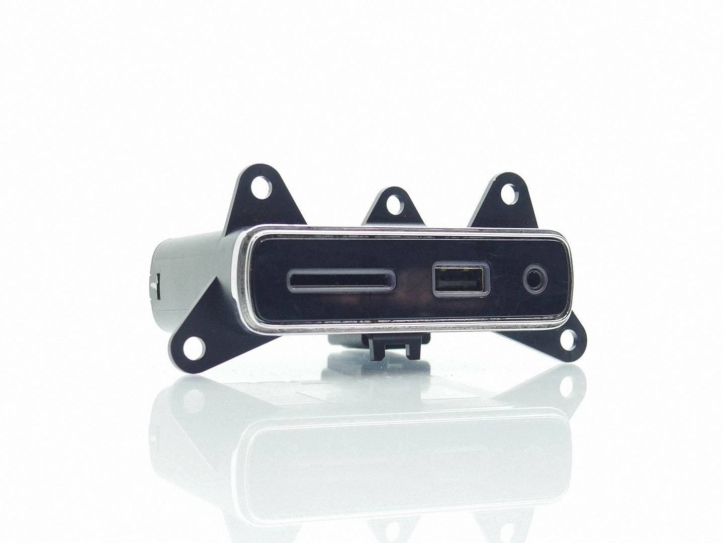 konektor PANEL PORT USB SD AUX JEEP GRAND CHEROKEE WK2 68141322AA
