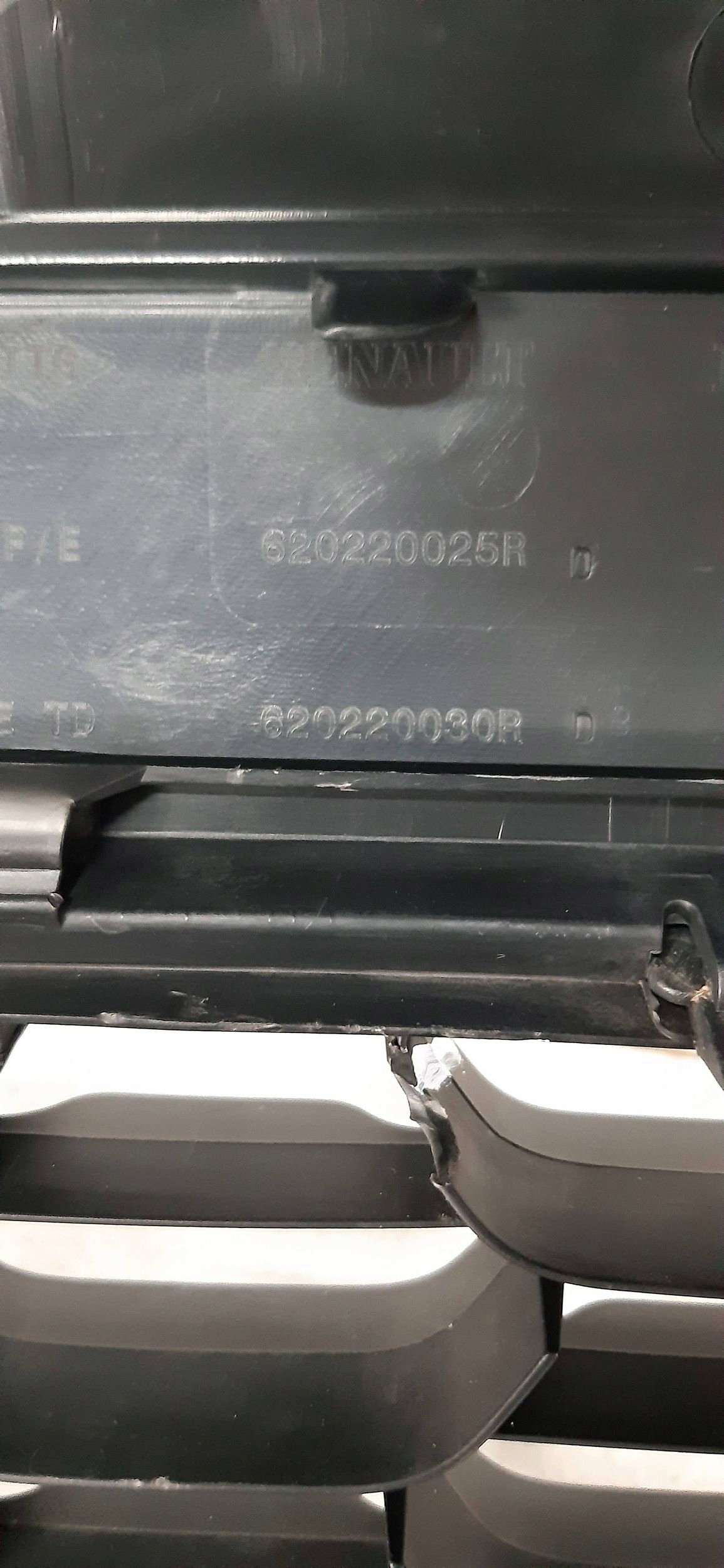 Dacia Duster бампер передний 620220025R