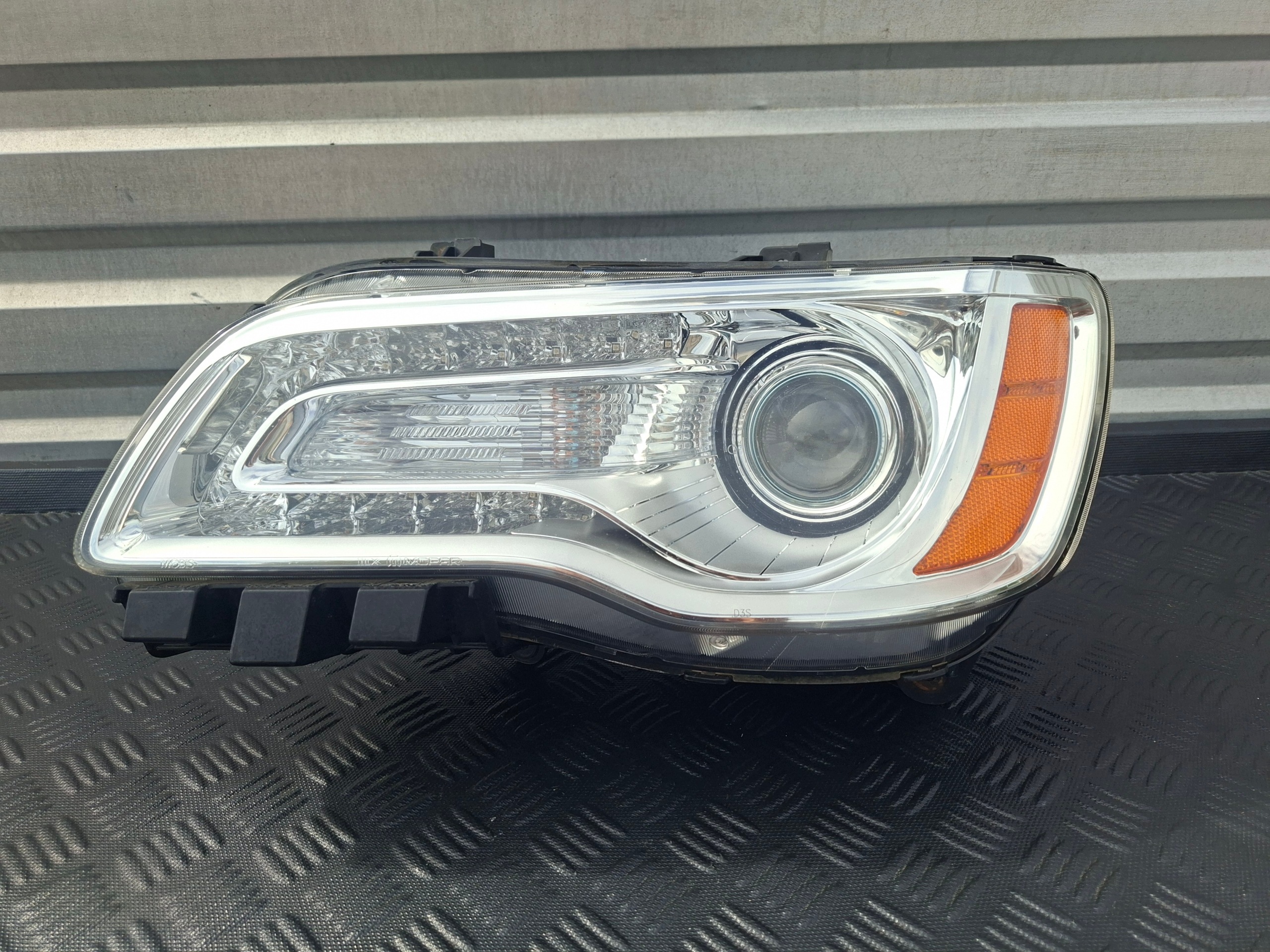 light front left front left XENON EUROPA CHRYSLER 300C II LANCIA THEMA