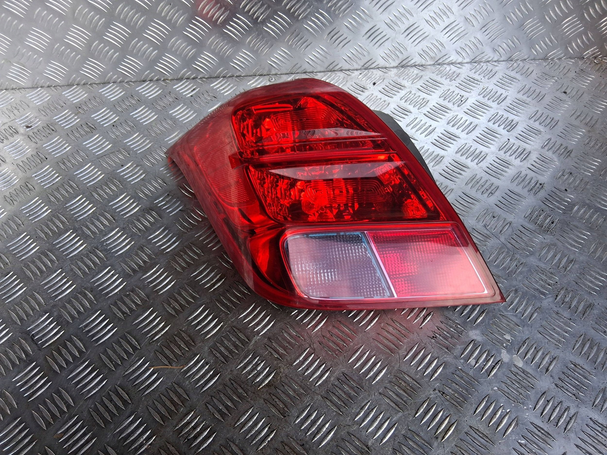 CHEVROLET TRAX LAMPA LEWY TYŁ LEWA TYLNA EUROPA