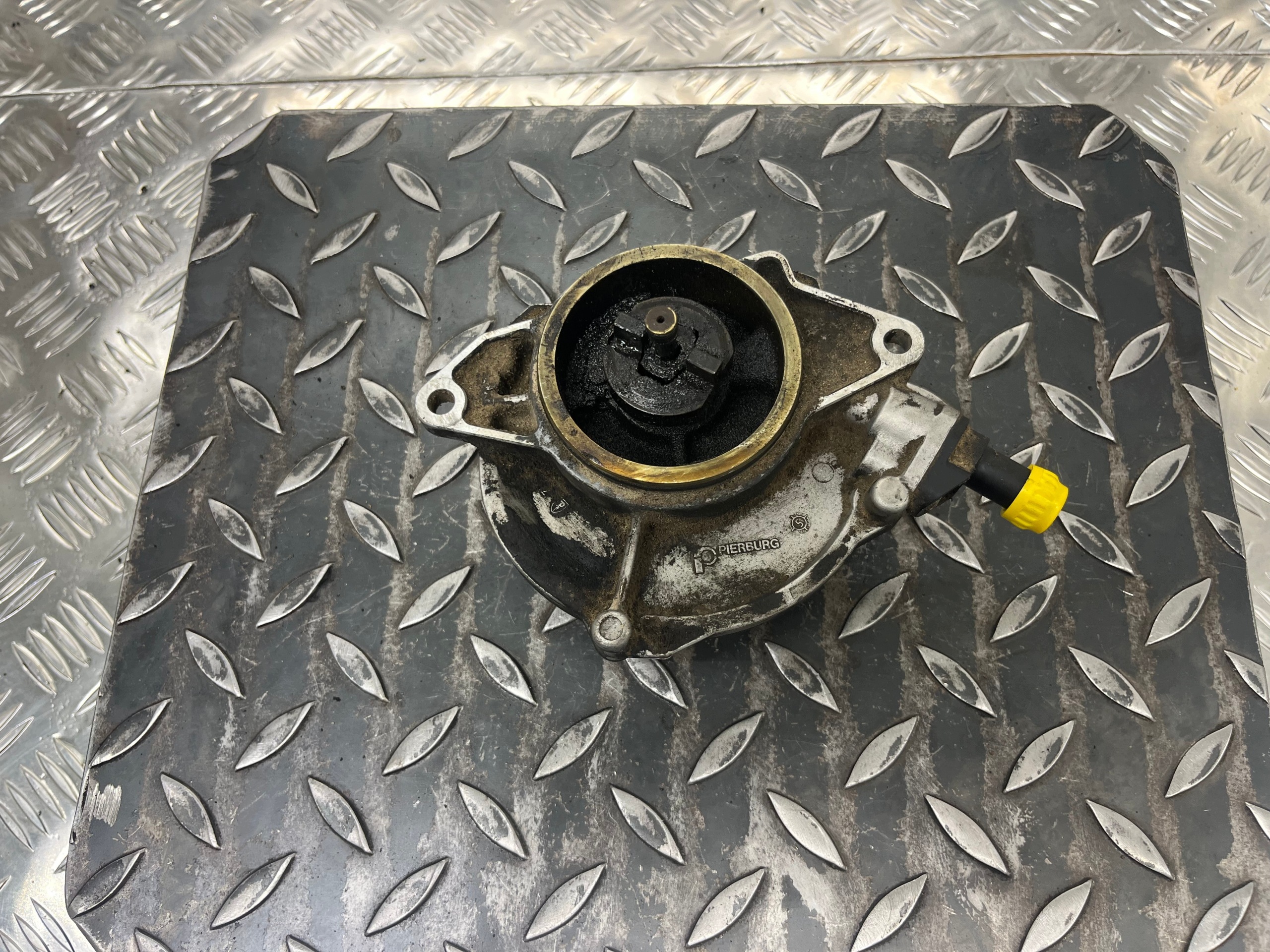 Pompa VACUM VAKUM AUDI A6-C6 057145100T