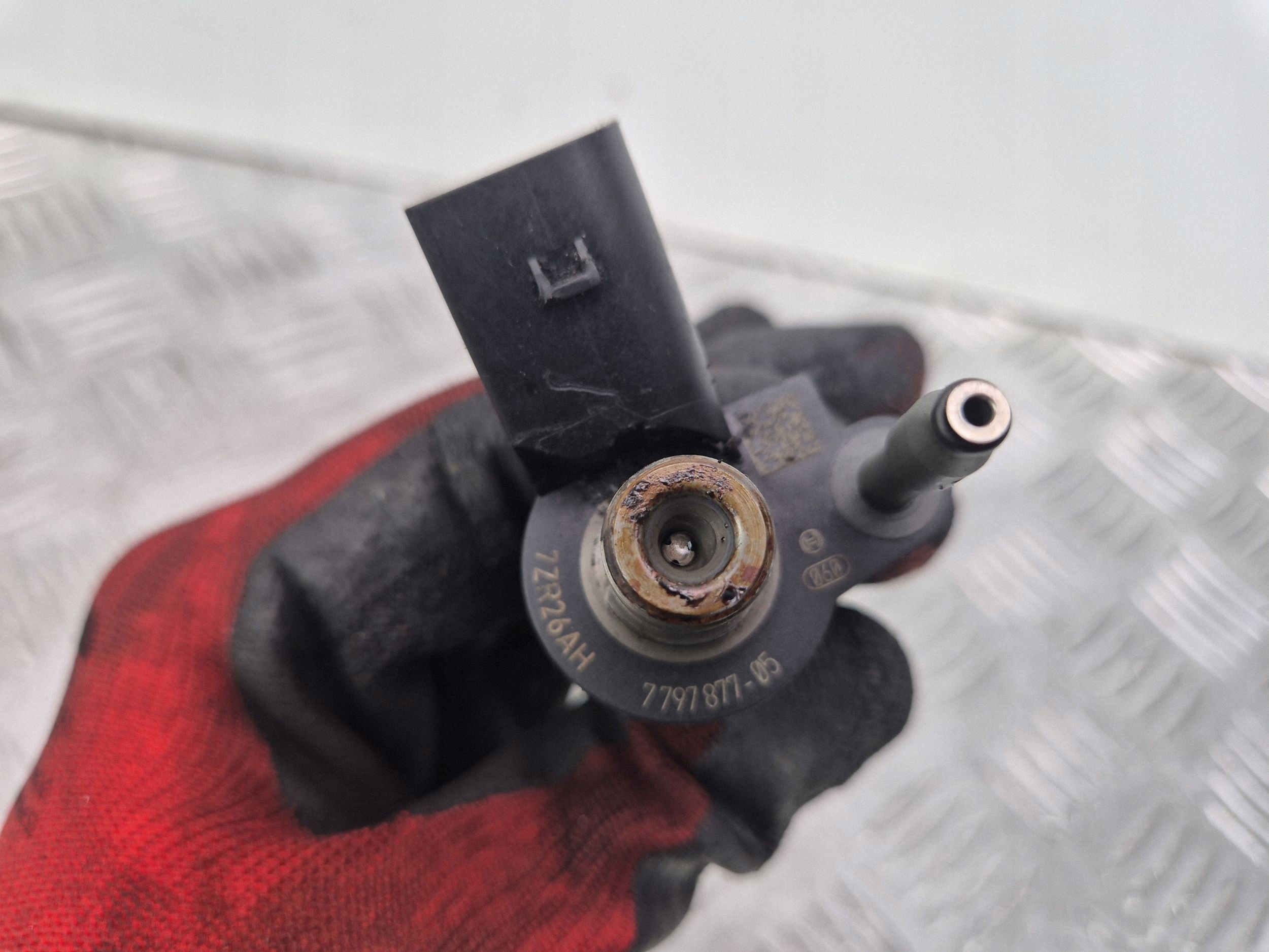 BMW 3 E90 320d injector 7797877 N47D20A