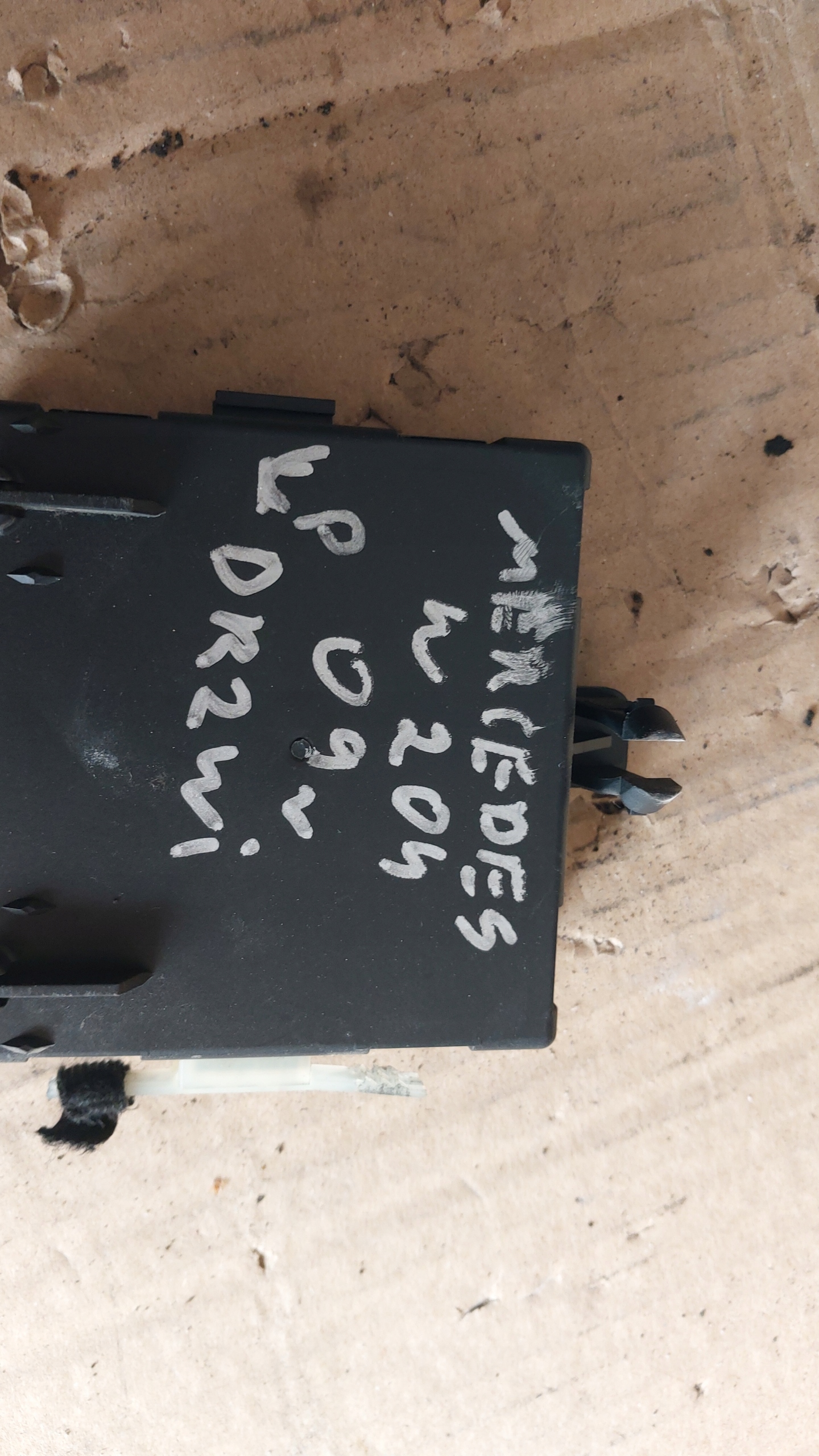 module control unit door left front MERCEDES W204 C KLASA A2048701926