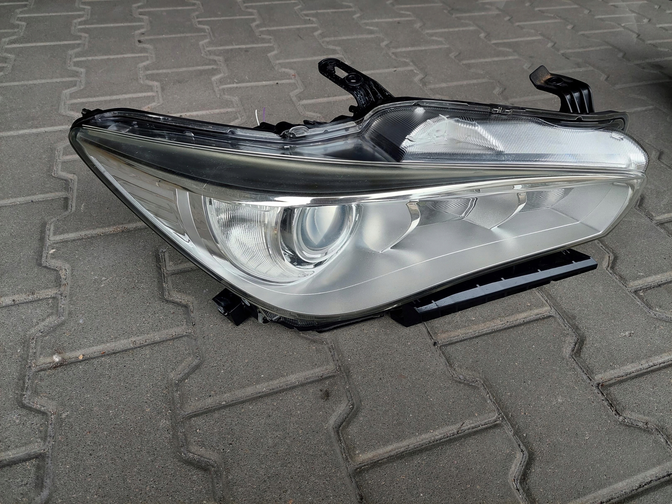 light front front left right UK INFINITI Q50