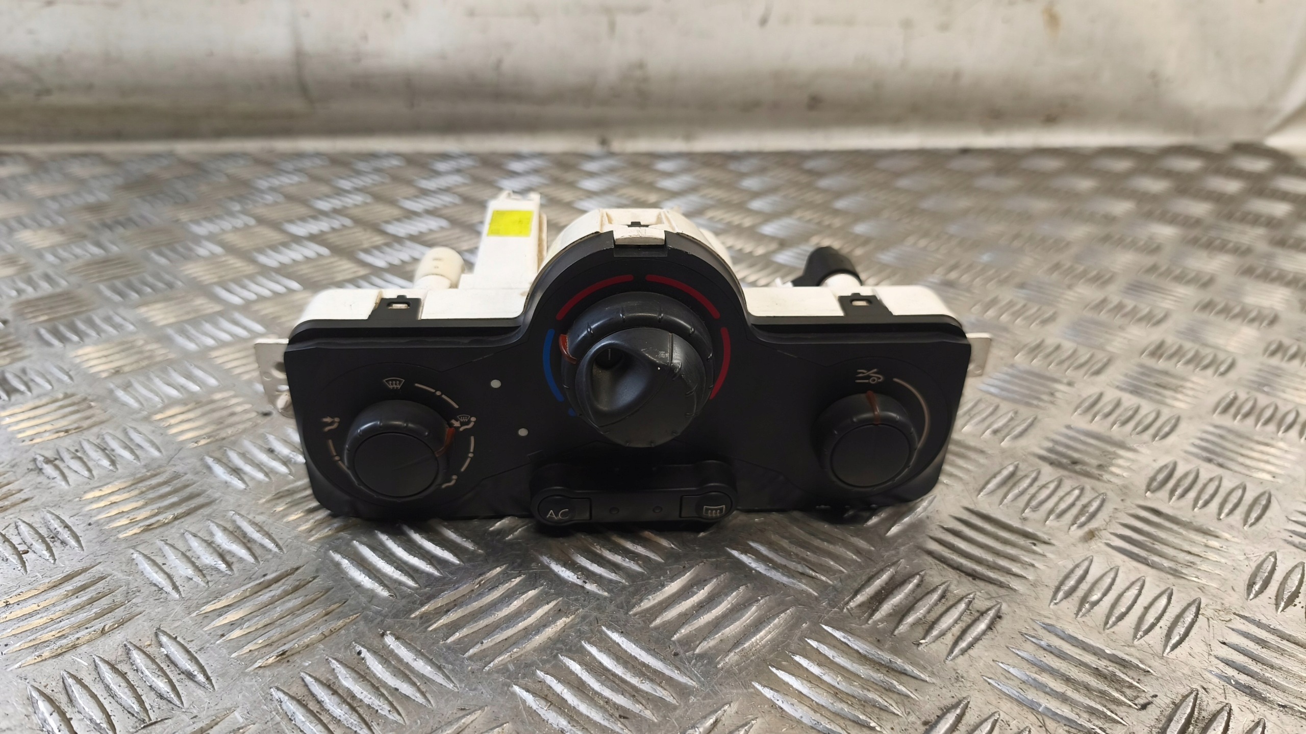 PANEL Bouches buses RENAULT CLIO III 2007r 69597003
