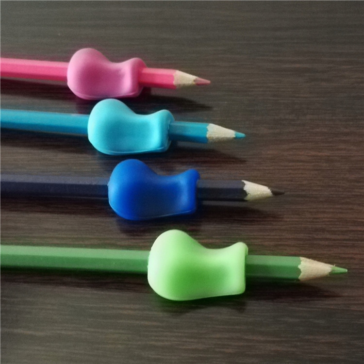 NAKŁADKI DO NAUKI PISANIA NA OŁÓWEK DŁUGOPIS 4 szt KORYGUJĄCE PALCE GUMOWE Marka Mawe