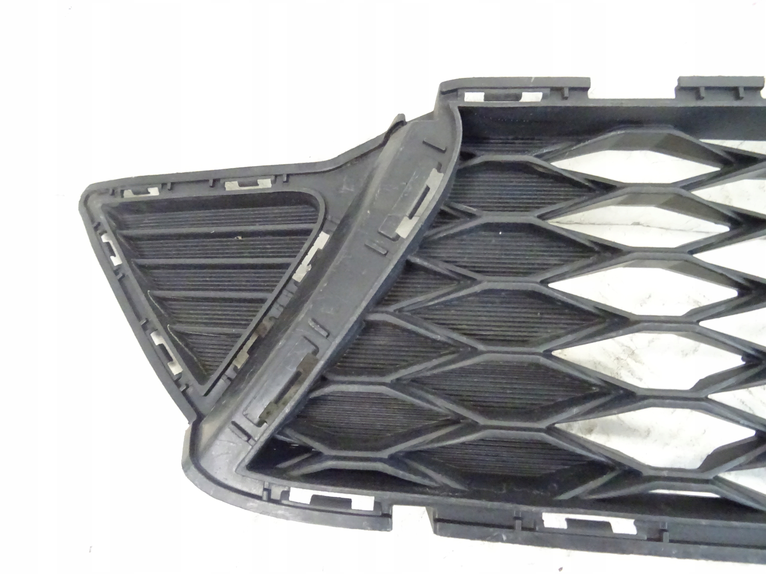 grid of a bumper front front central KIA CEED III GT-LINE 8656117710
