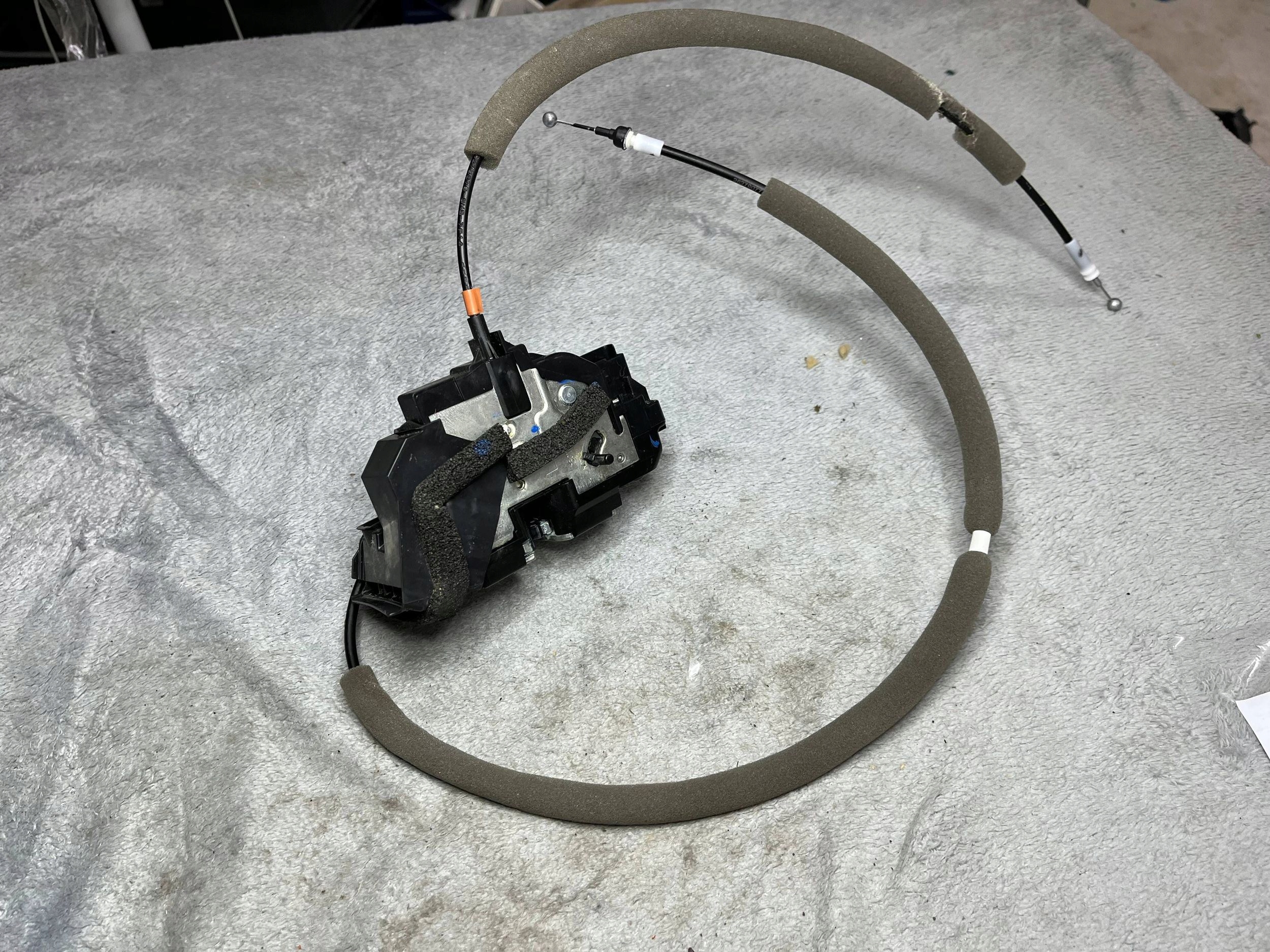 lock door rear Nissan Qashqai 825014EA2A